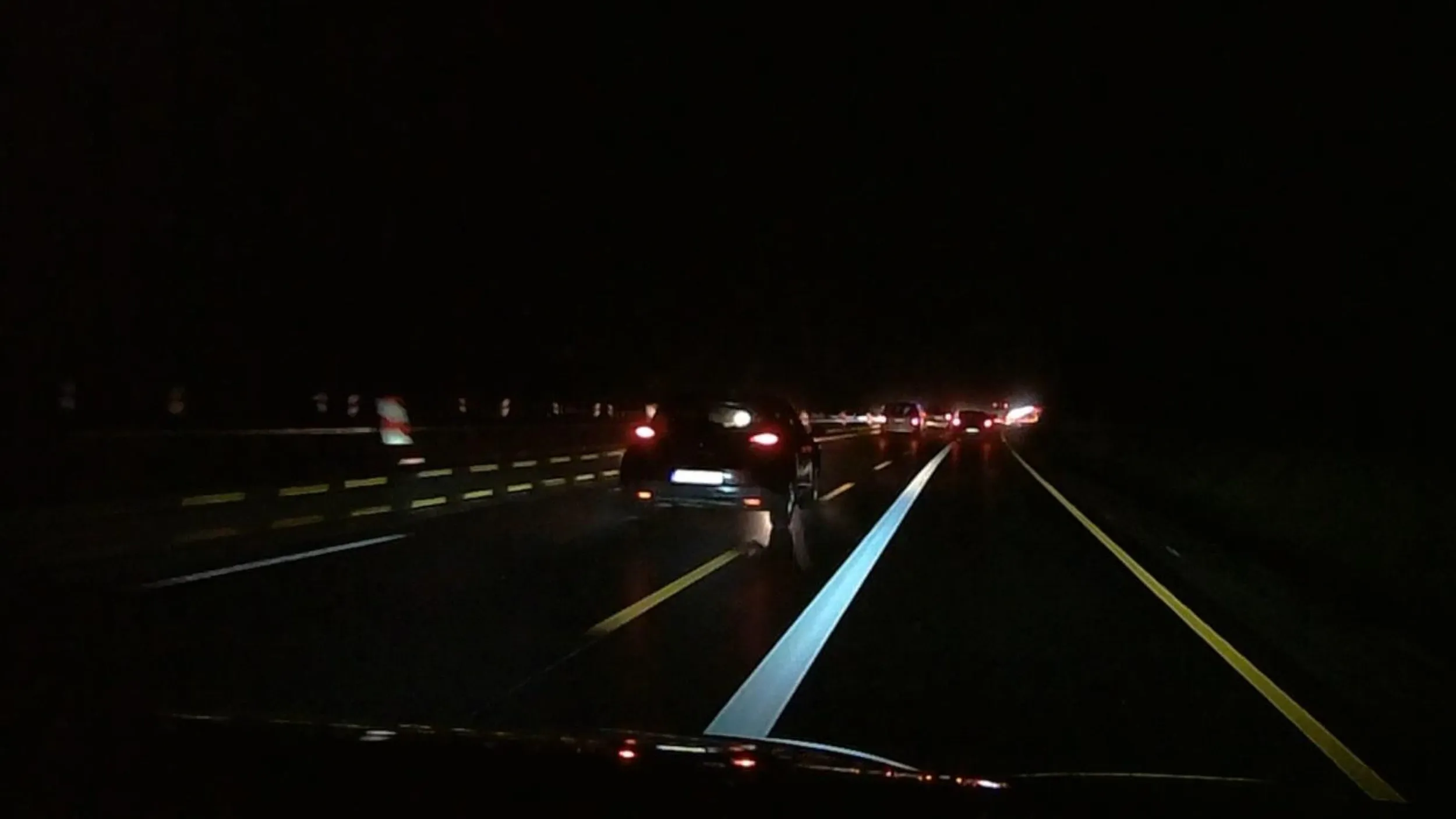 Król lewego pasa, mając kilometr wolnego prawego pasa wciąż przyklejony do lewego. Oczywiście gamoń przyspiesza dopiero podczas wyprzedzania go prawym pasem xD