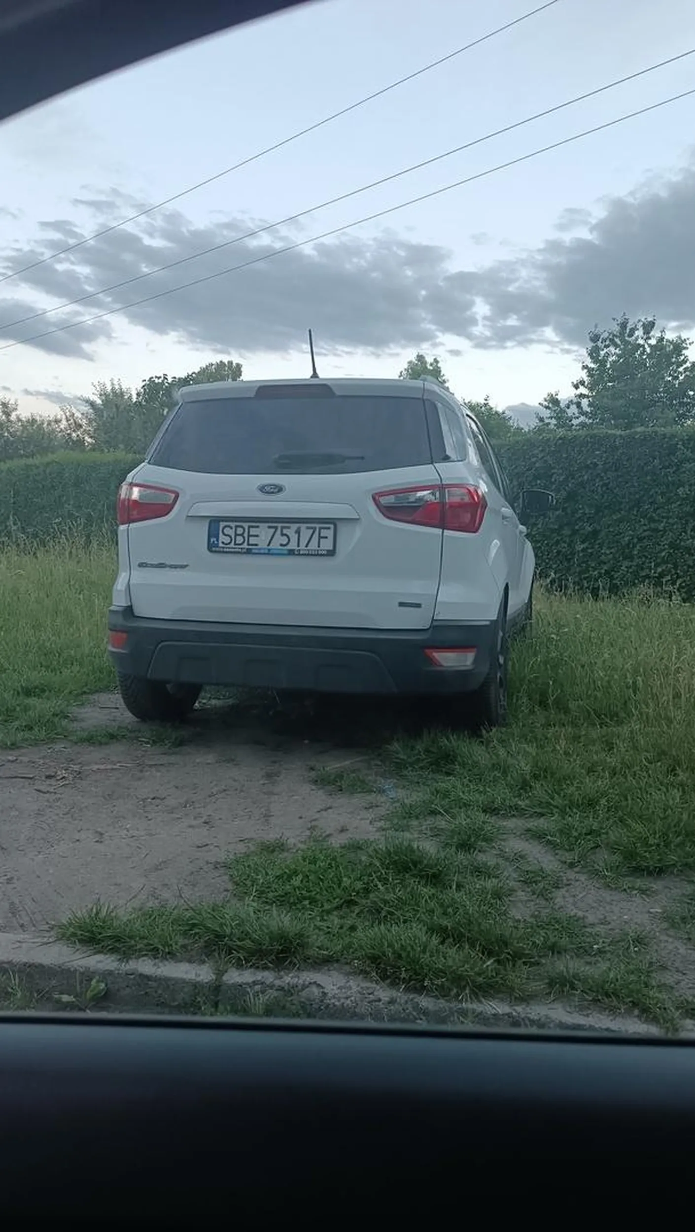 Kierowca to cham i prostak. Jest agresywny i grozi zniszczeniem samochodu.