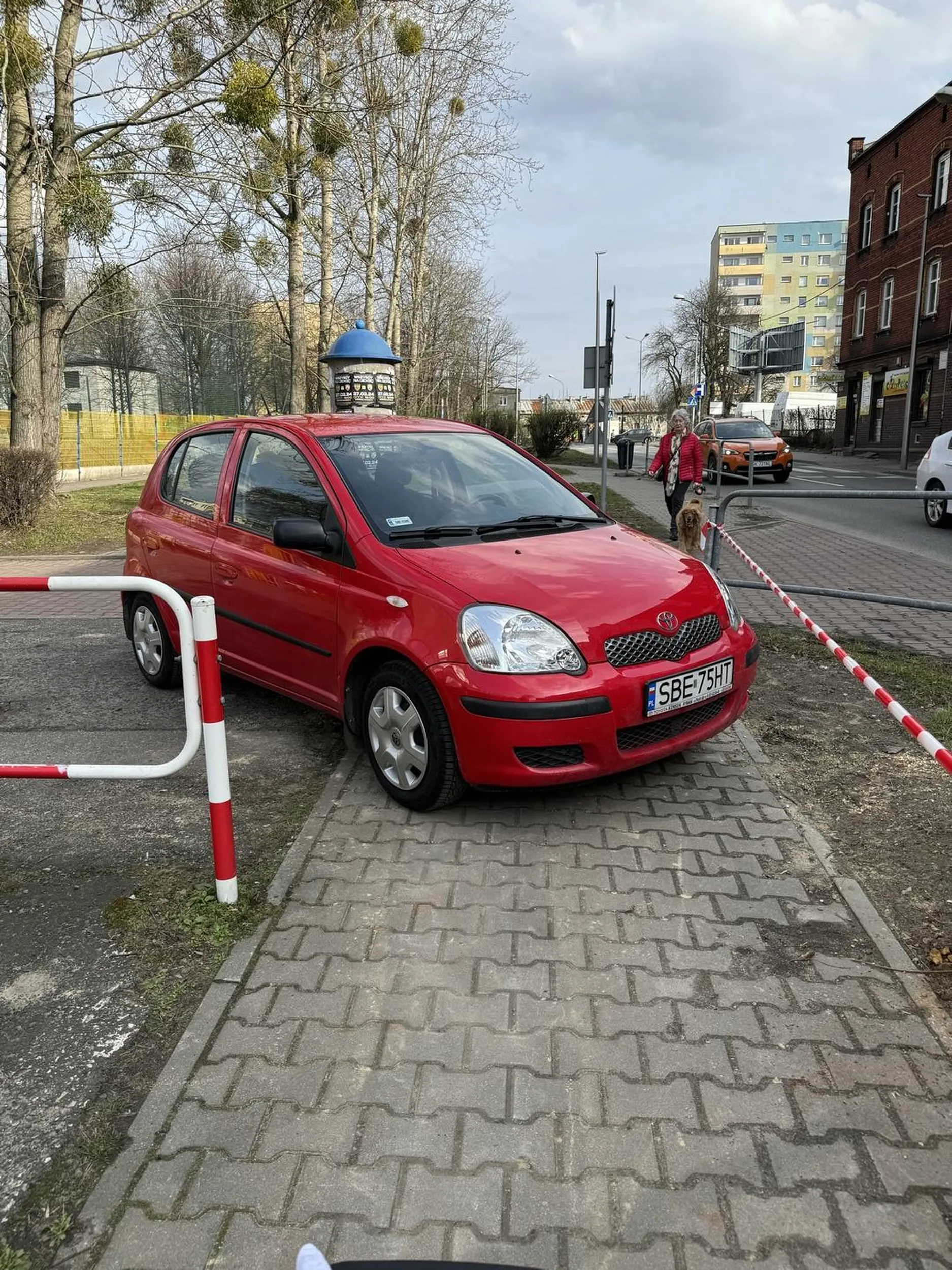 Parkuje na chodniku zaraz przed szkołą podstawową