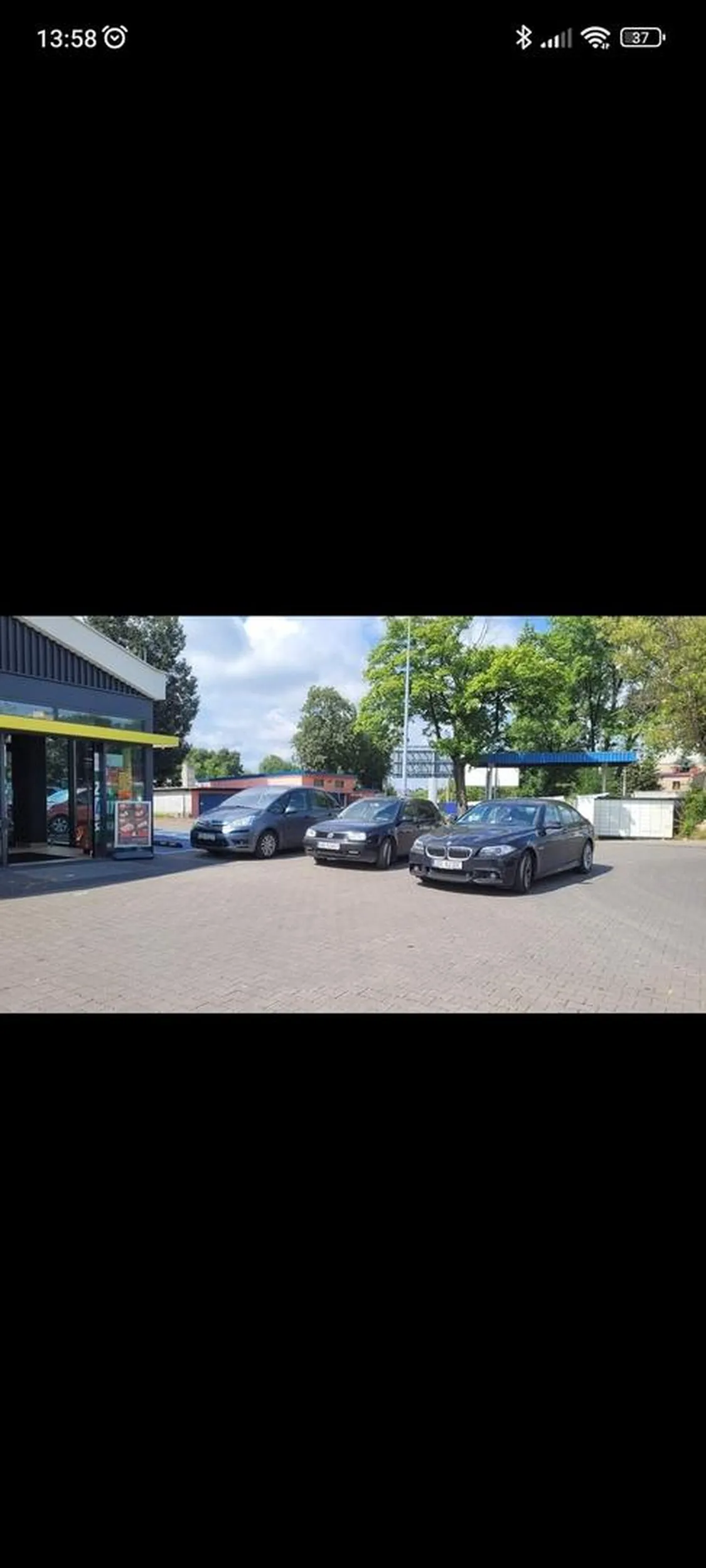 Burak nie umie parkować. Staje na środku parkingu byle mieć bliżej do wejścia sklepu