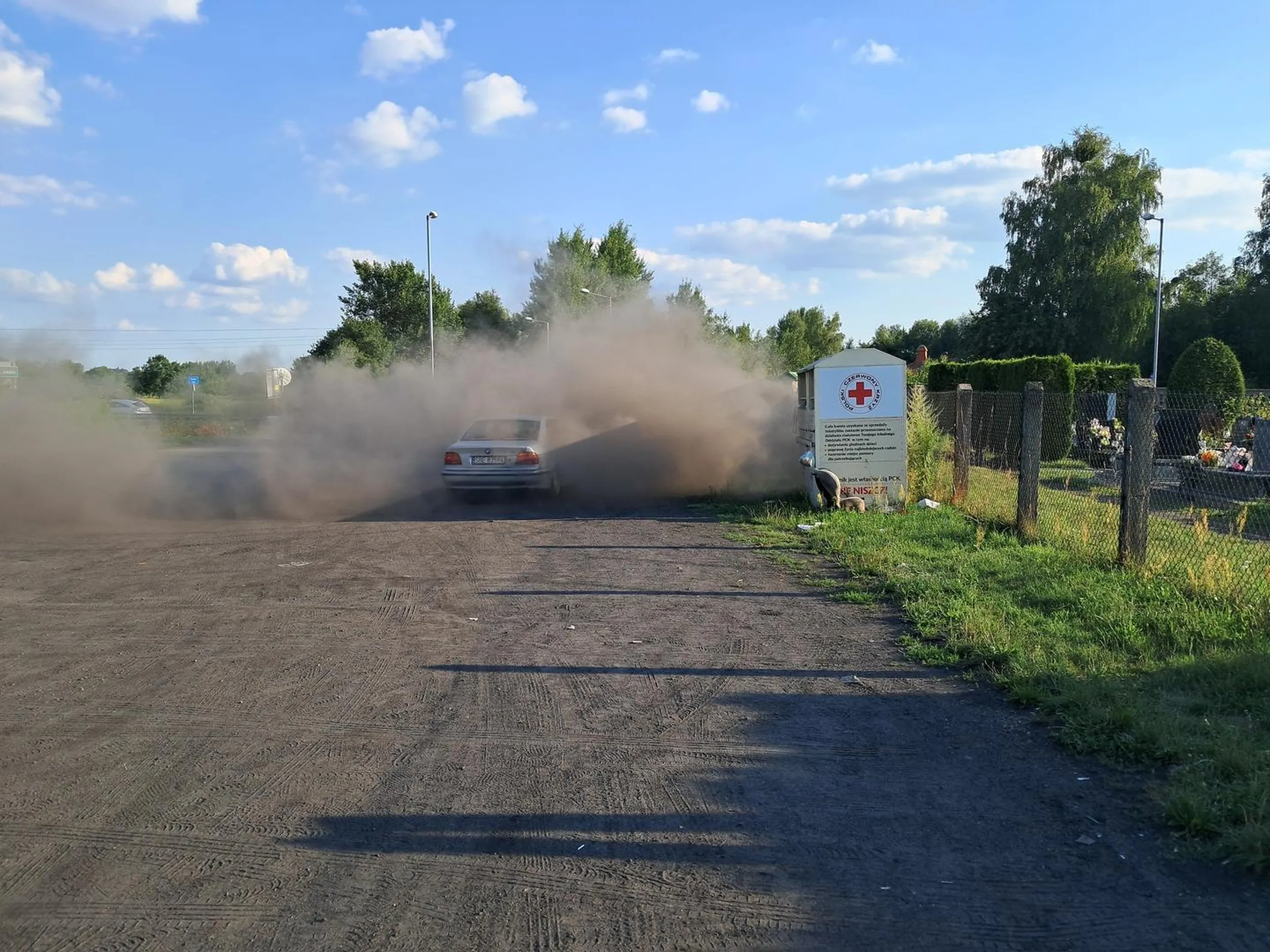 Kretyn kręci bączki przy cmentarzu św. Józefa w Piekarach
