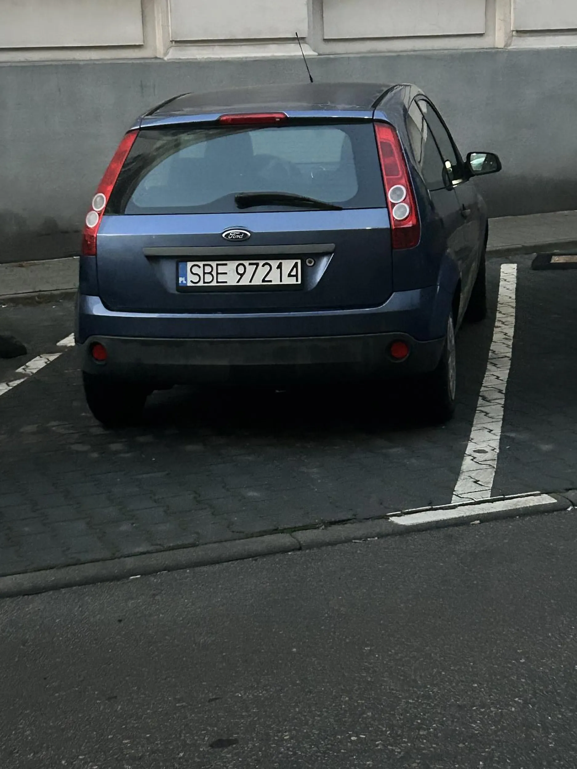 Współczuć należy kierowcy, który na tyle źle widzi że parkując myśli tylko aby sam wyszedł z samochodu nie myśląc o kierowcy z samochodu obok…. On się rozpłynął …. Ale rejestracja do czegoś zobowiązuje.