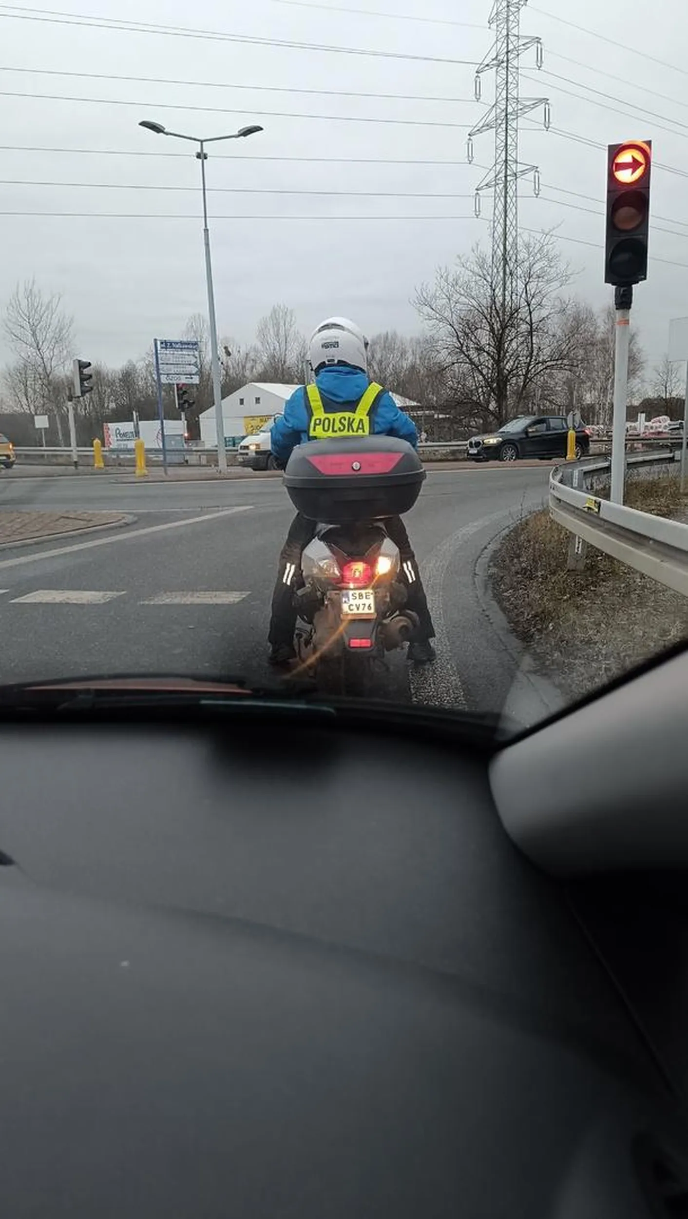 Wymusza pierwszeństwo w bardzo nieodpowiedzialny sposób... W końcu ktoś Cię zmiecie z drogi na tym piździku