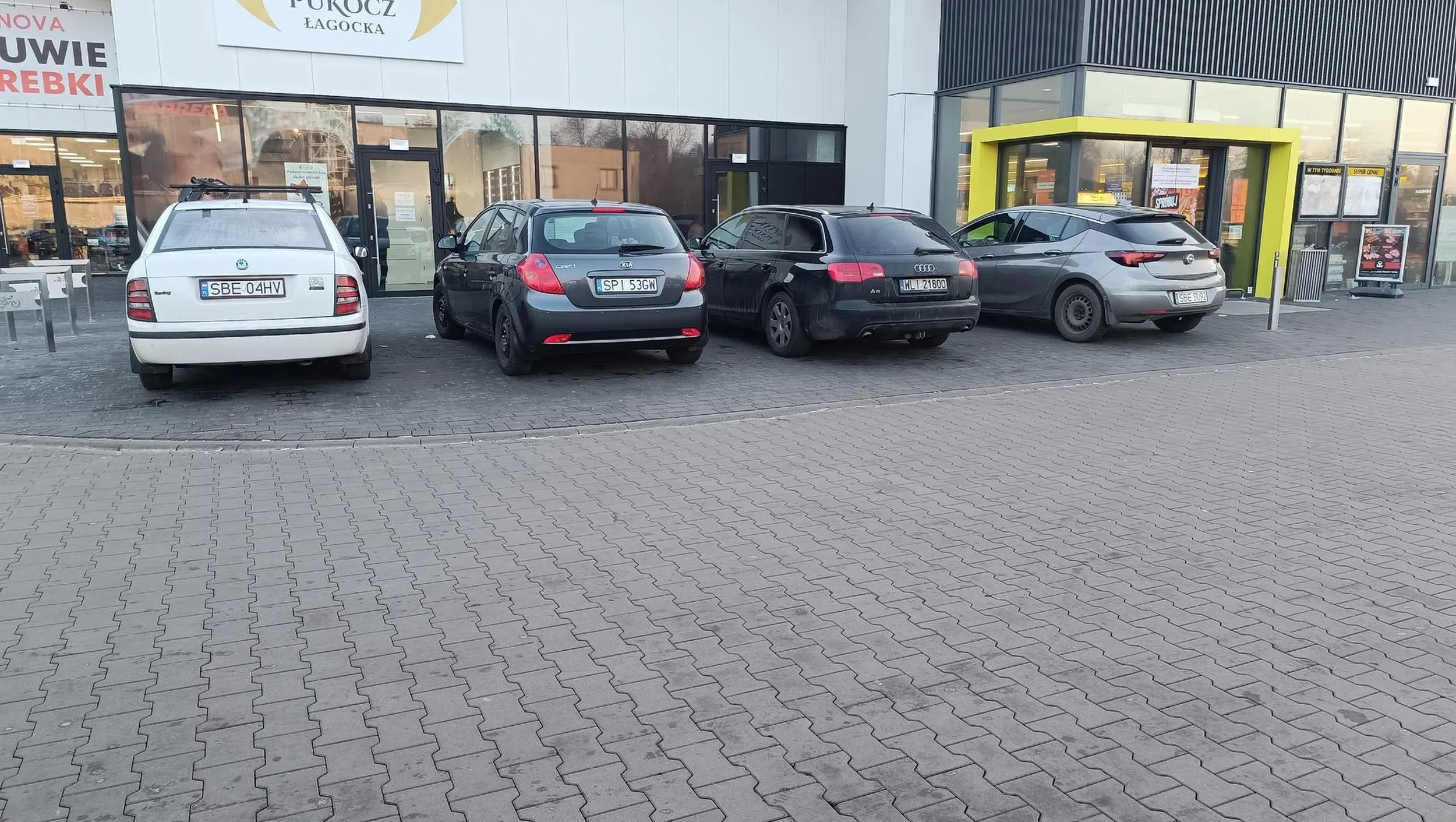 Kolejny "mądry", który staje pod biedronką nie korzystając z parkingu. Odkąd w Wojkowicach powstało centrum handlowe "ludzie" notorycznie niemalże wjeżdżają do sklepu, bo nie potrafią przejść parę metrów z normalnego miejsca parkingowego. Rozumiem, że jak nie ma barierek, to można wjechać wszędzie ?