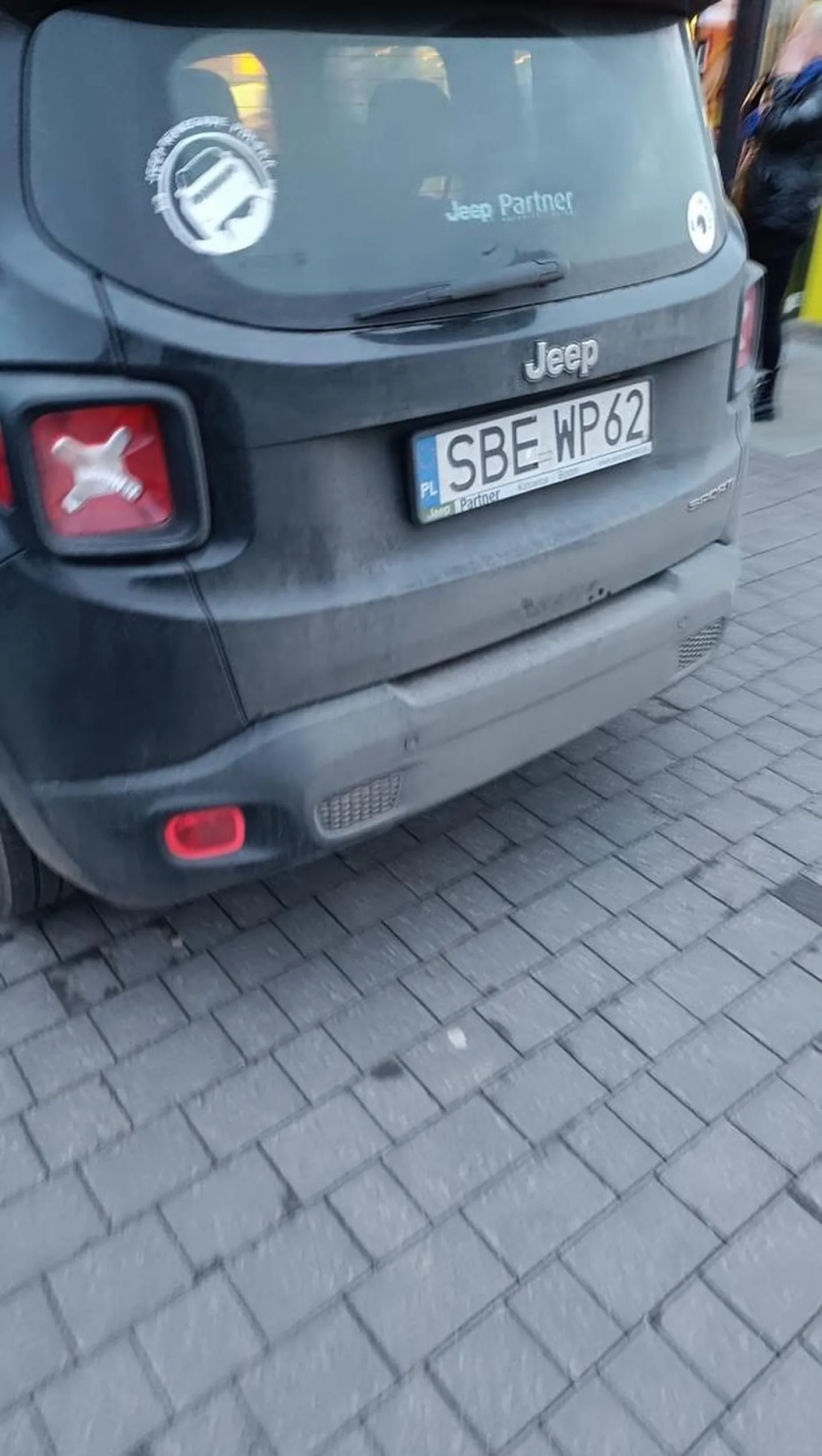 Kolejny "mądry", który staje pod biedronką nie korzystając z parkingu. Odkąd w Wojkowicach powstało centrum handlowe "ludzie" notorycznie niemalże wjeżdżają do sklepu, bo nie potrafią przejść parę metrów z normalnego miejsca parkingowego. Rozumiem, że jak nie ma barierek, to można wjechać wszędzie ?