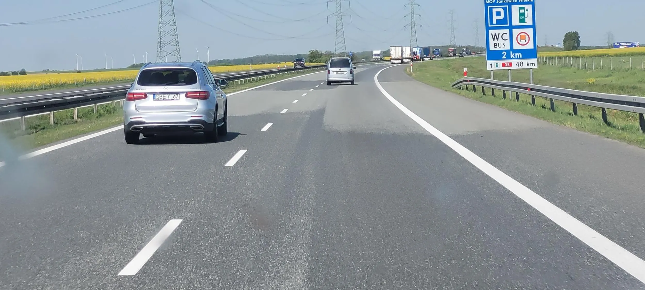 Stróż lewego pasa. Na długim odcinku a4 utrudniał wyprzedzenie cisnąc lewym pomimo wielokrotnie wolnego prawego pasa