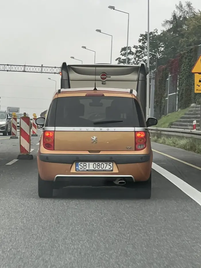 typowa niezadowolona z życia baba. klapki na oczach jak u konia i byle do przodu. nie wie co to jest „jazda na suwak”. tak blisko podjeżdżała tylnego zderzaka poprzedzającego auta tylko by nikt nie wjechał przed nią … co za ameba  xD