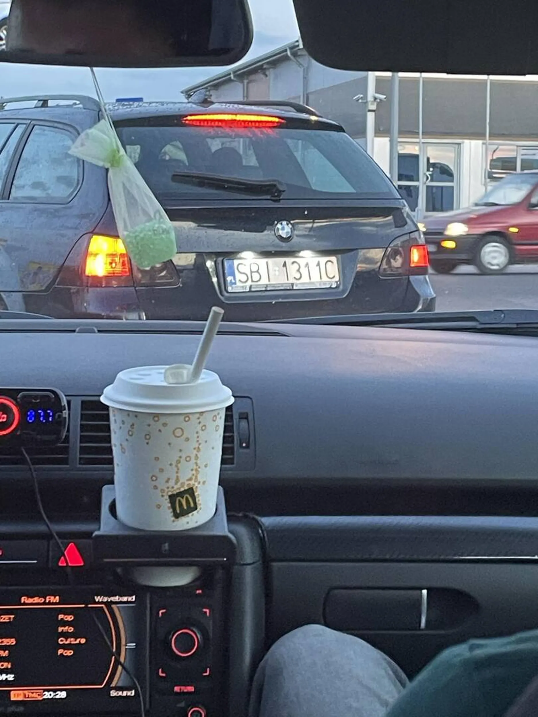 Wymusza pierwszeństwo i ma jeszcze problem naucz się jeździć i się nie popisuj przy koleżance bo ci to i tak nie wychodzi