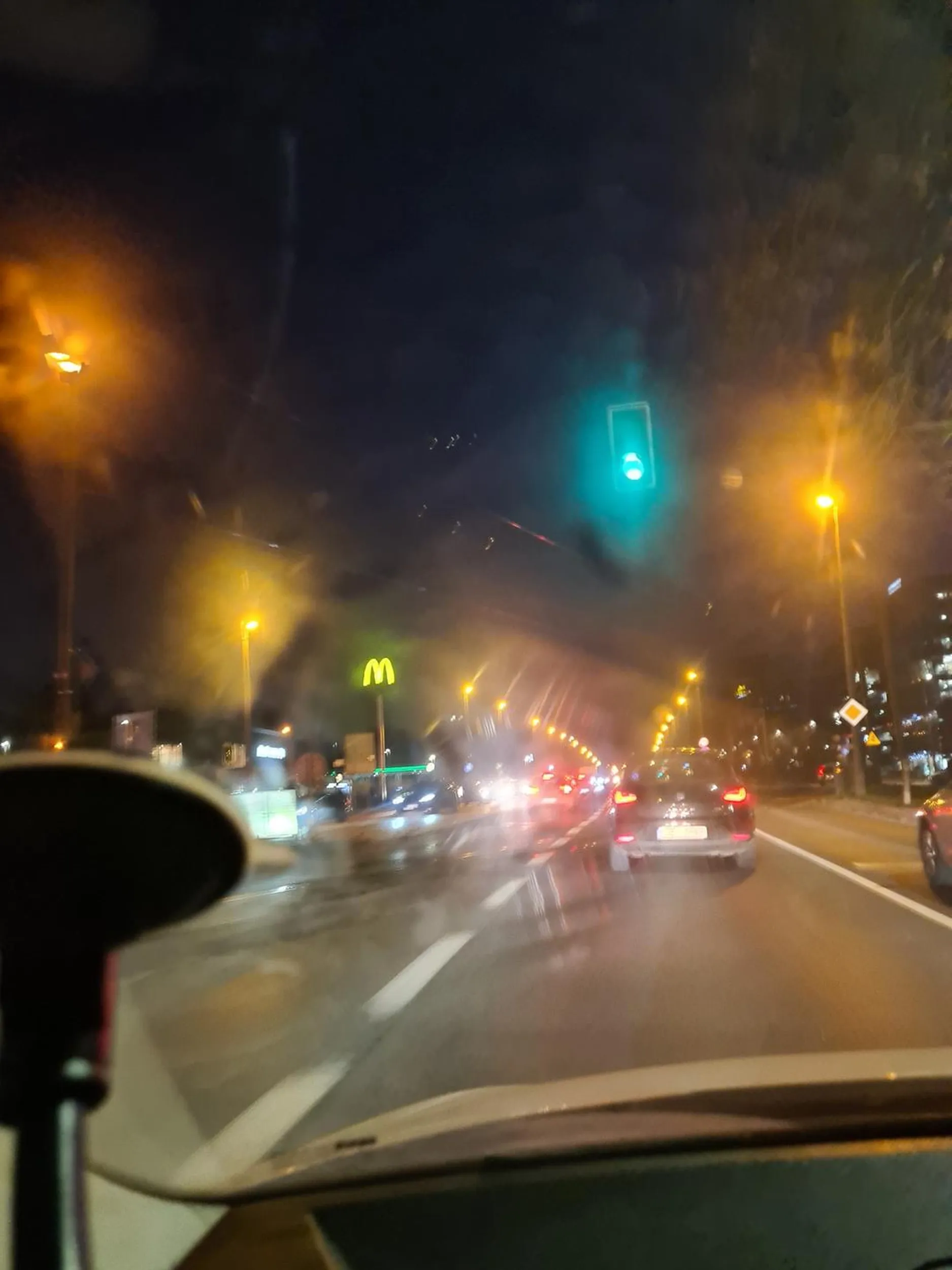 Kierowca jeździ bezmyślnie i spowalnia ruch