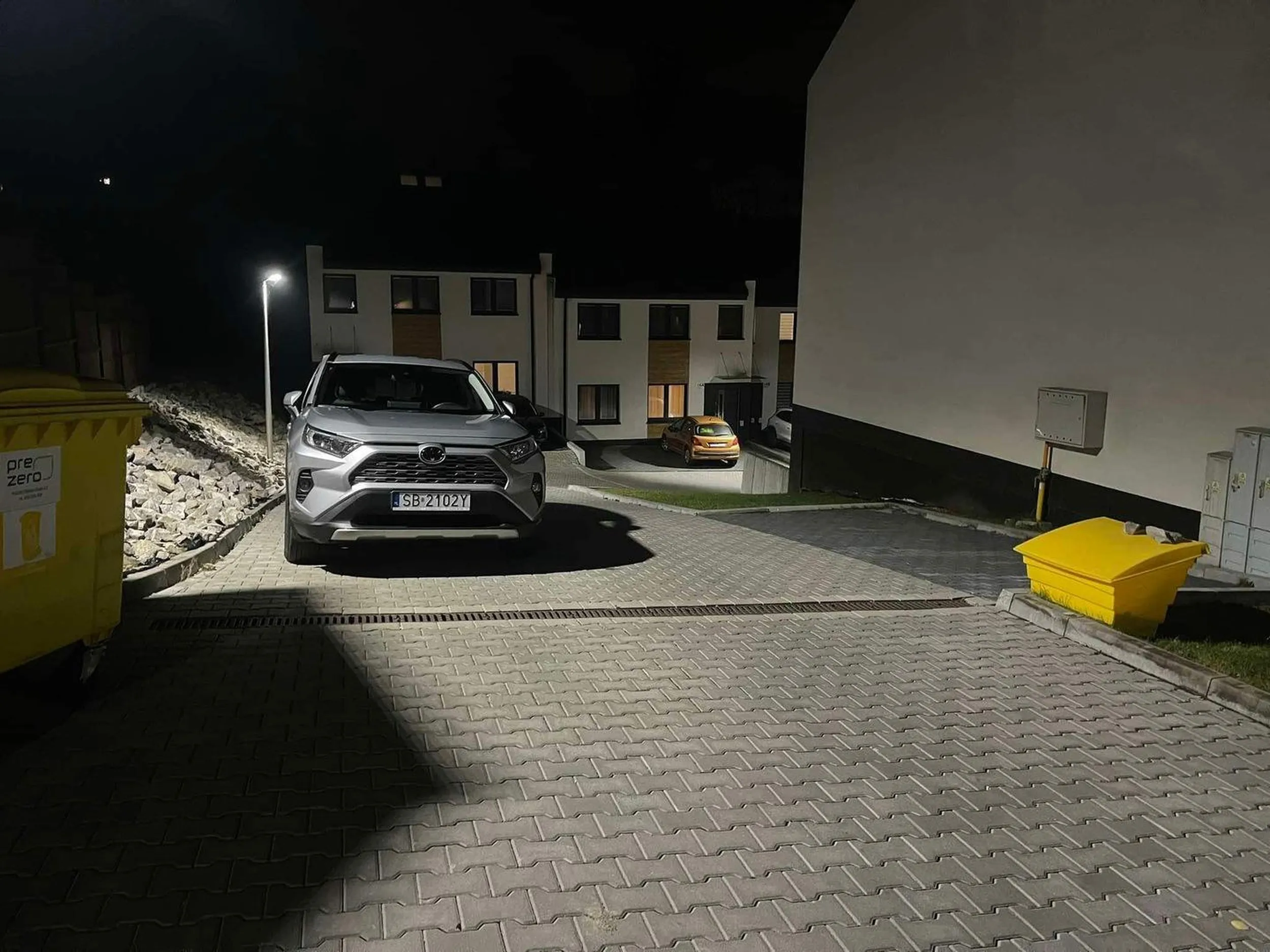 Nie wiem co trzeba mieć w głowie, żeby tak stanąć, ale tylko jedno przychodzi mi do głowy- SIANO!