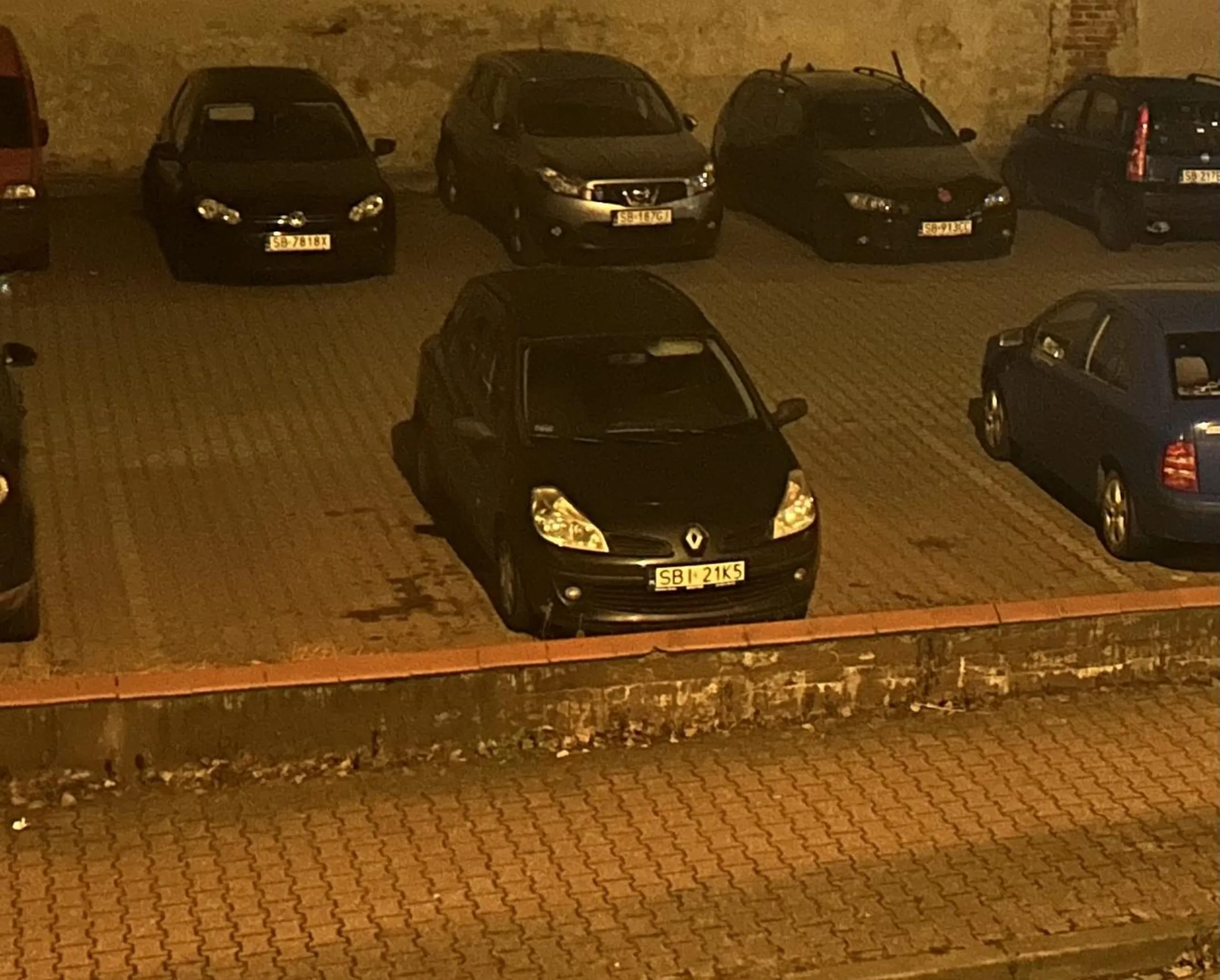 Komentarz zbędny… nie jesteś chamie sam na tym parkingu.
