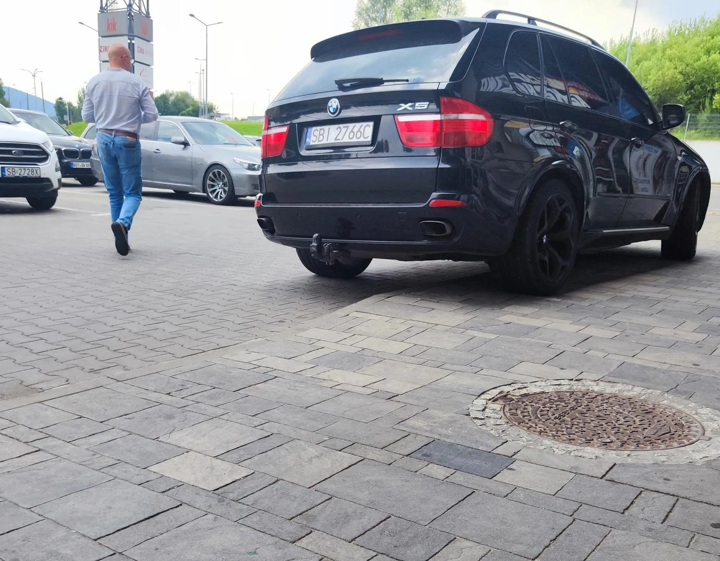 Obok darmowy parking, ale instynkt zwierzęcia, jakim jest kierowca BMW, każe zaparkować na chodniku.