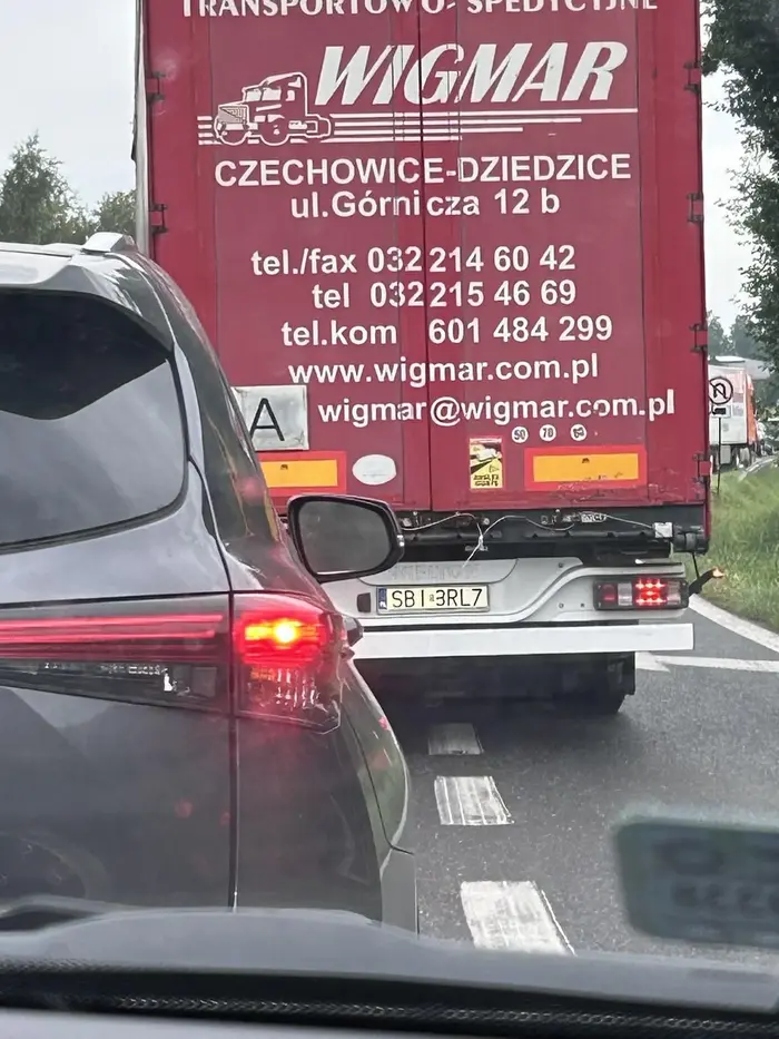 Tępy dziad ryje się tirem w środek korka