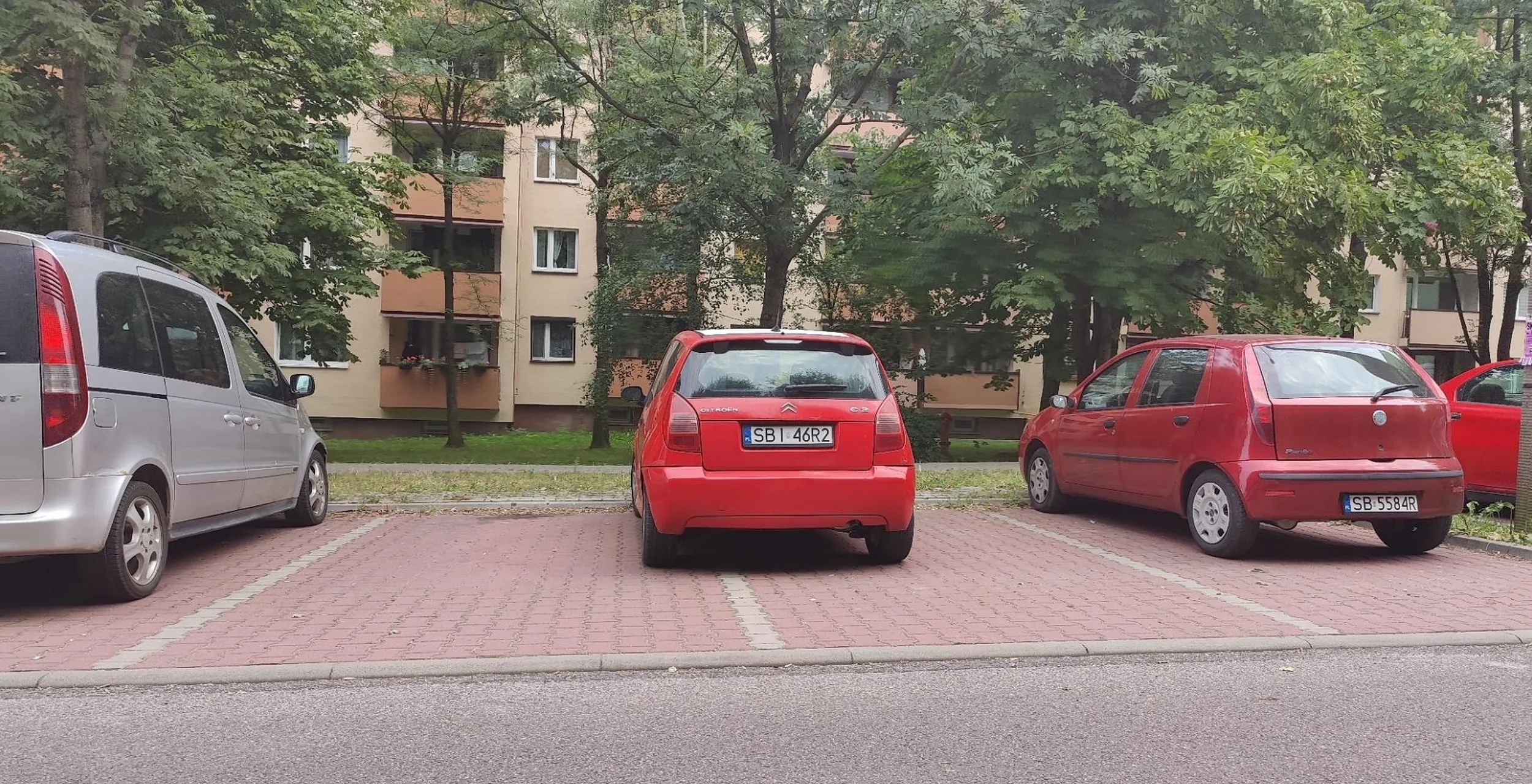 Co ja tak nie mogę zaparkować? Przecież mogę! A kto mi zabroni??! I mam w d... innych kierowców, to nie mój problem, że nie mają gdzie zaparkować.