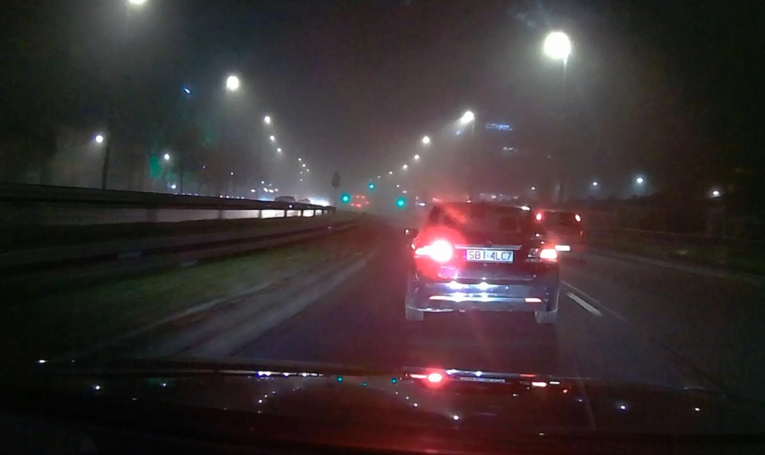 ogarnij się człowieku, widoczność jest na ponad kilometr, a ty walisz ludziom po oczach przeciwmgielnymi