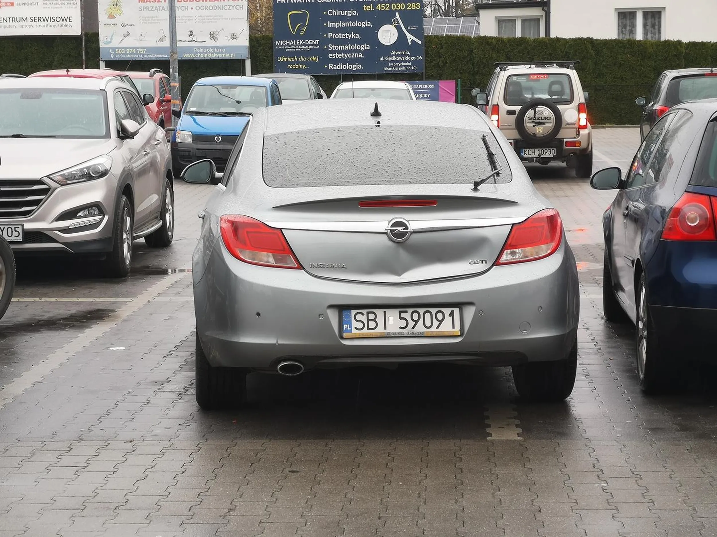 Nie ogarnia gabarytów własnego samochodu albo jest idiotą