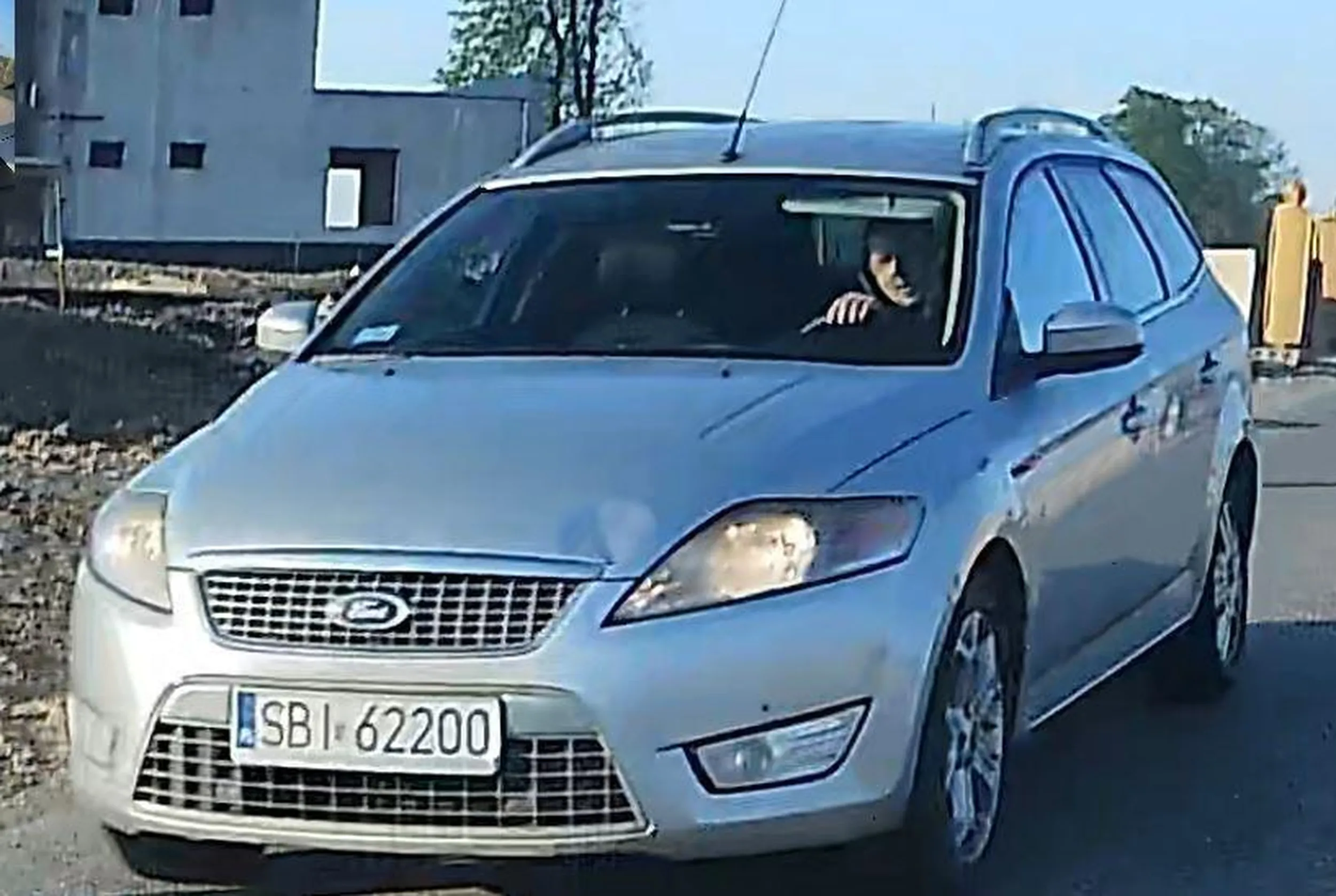 trzymanie telefonu głową na ramieniu - dozwolone :)