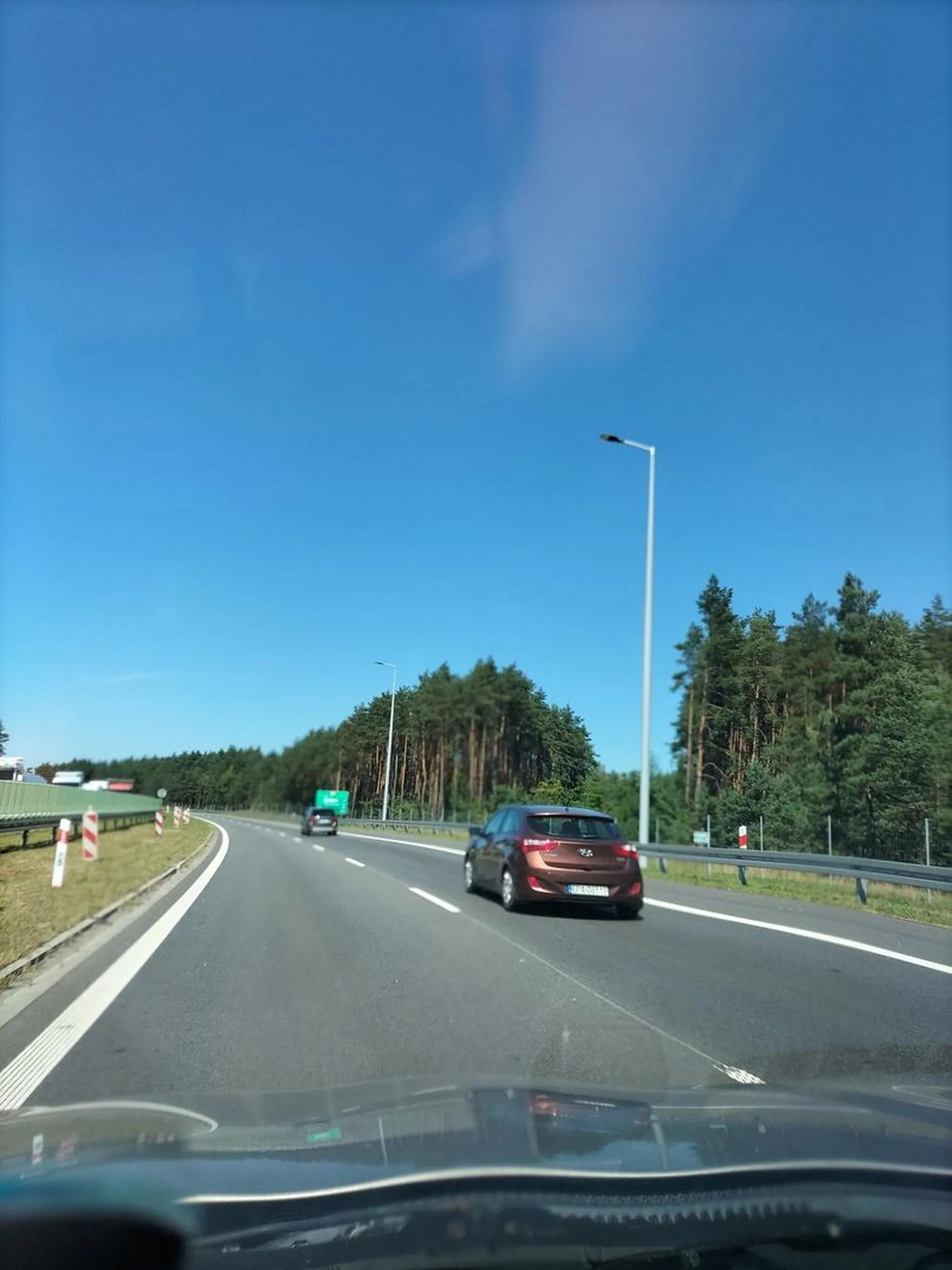 2024.08.12, autostrada A1 w kierunku północnym Stary pryk ż więdnącą pasażerką niemal doprowadził do kolizji, byleby tylko nie uszanować zasady jazdy na suwak, podobnie jak krowa prowadząca poprzedzające auto (EPA 06119).