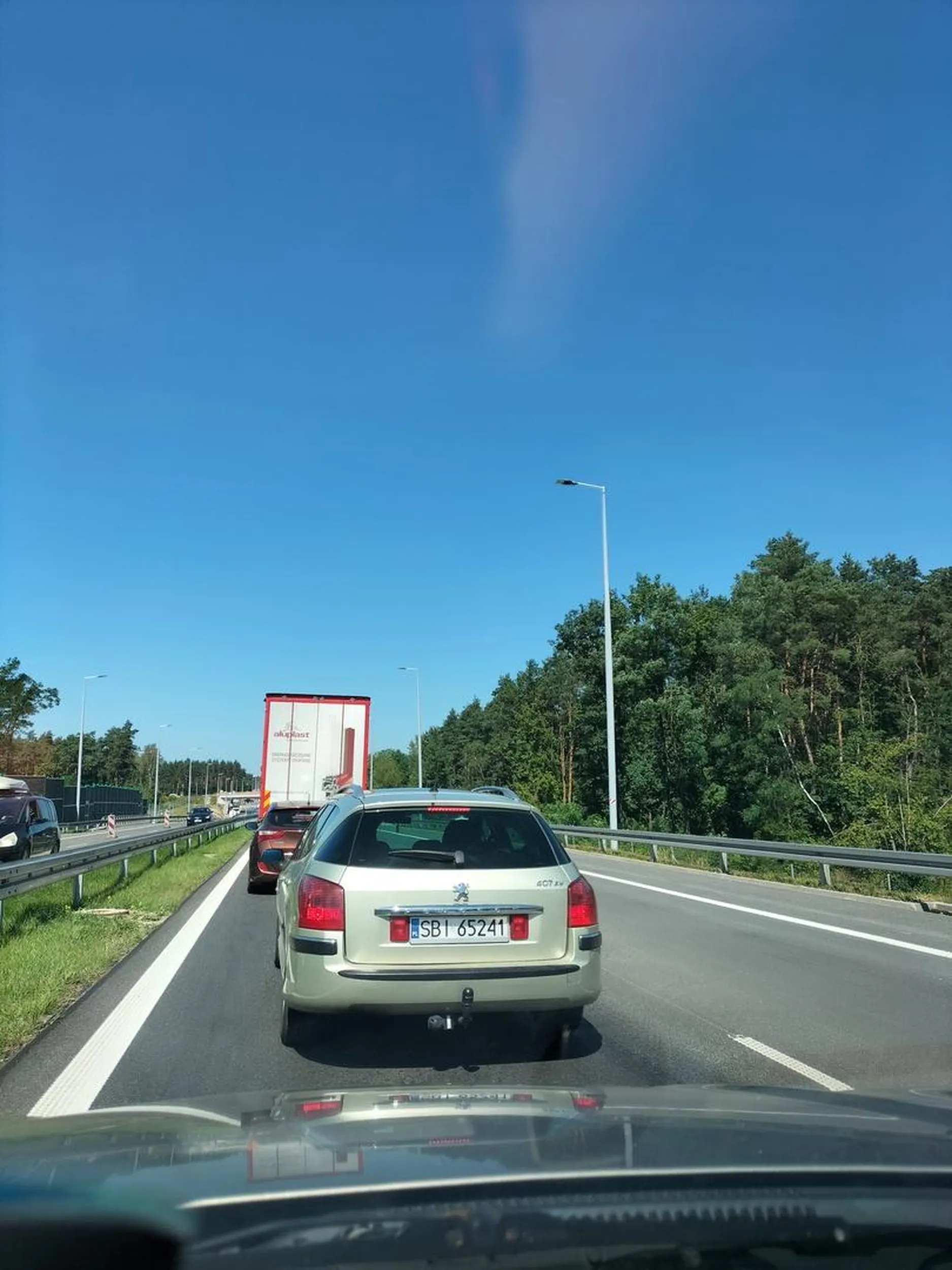 2024.08.12, autostrada A1 w kierunku północnym Stary pryk ż więdnącą pasażerką niemal doprowadził do kolizji, byleby tylko nie uszanować zasady jazdy na suwak, podobnie jak krowa prowadząca poprzedzające auto (EPA 06119).