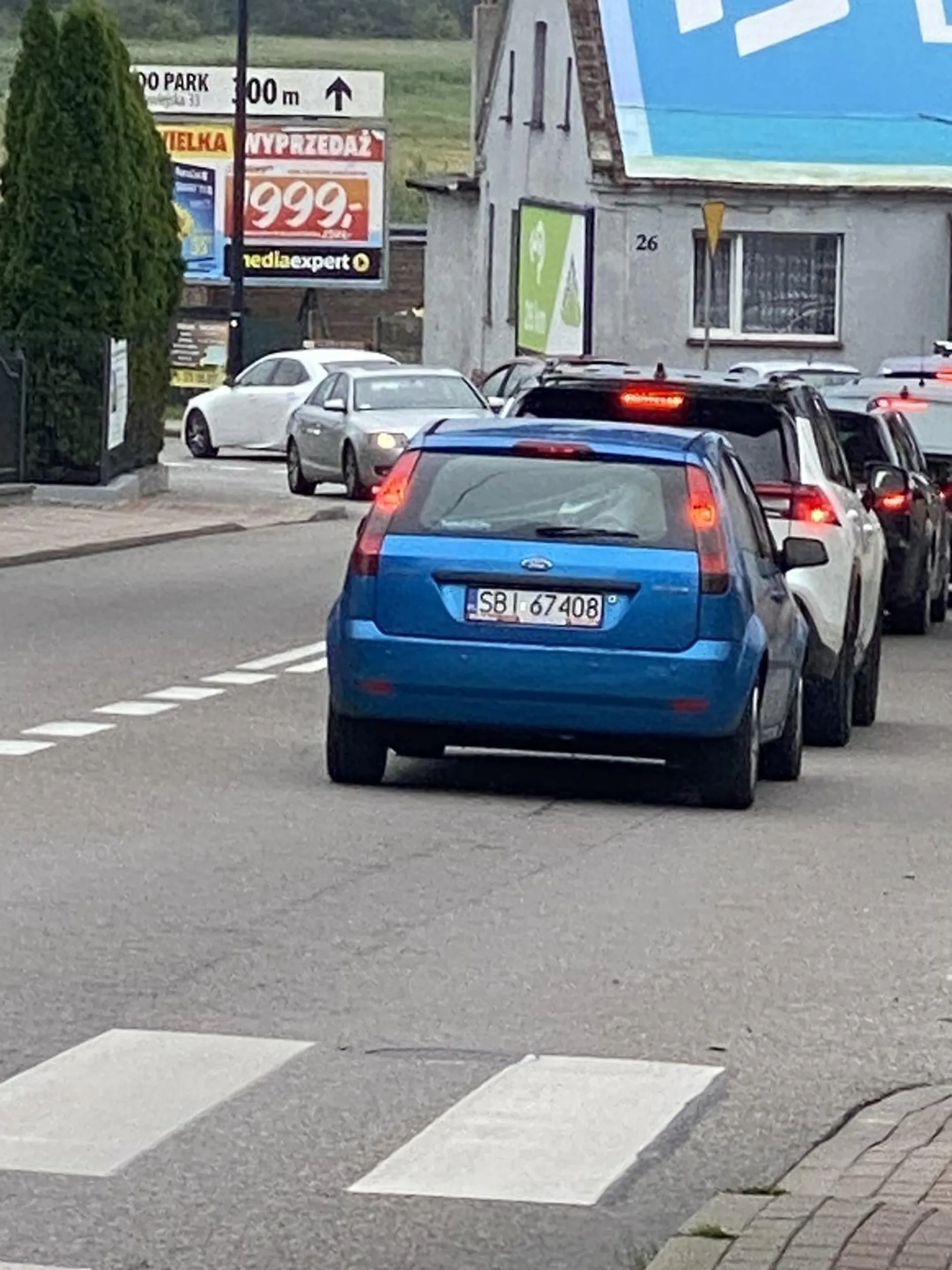 Człowiek który nie powinien mieć uprawnień do prowadzenia samochodów i najlepiej dozór specjalisty. Wydziera się w stronę pieszych przechodzących przez przejście (którym inni kierowcy ustępują pierwszeństwa), a następnie rozpędza się i wjeżdża na chodnik z zamiarem przejechania ich. Kilka cm dalej i kilka osób wylądowałoby w szpitalu.