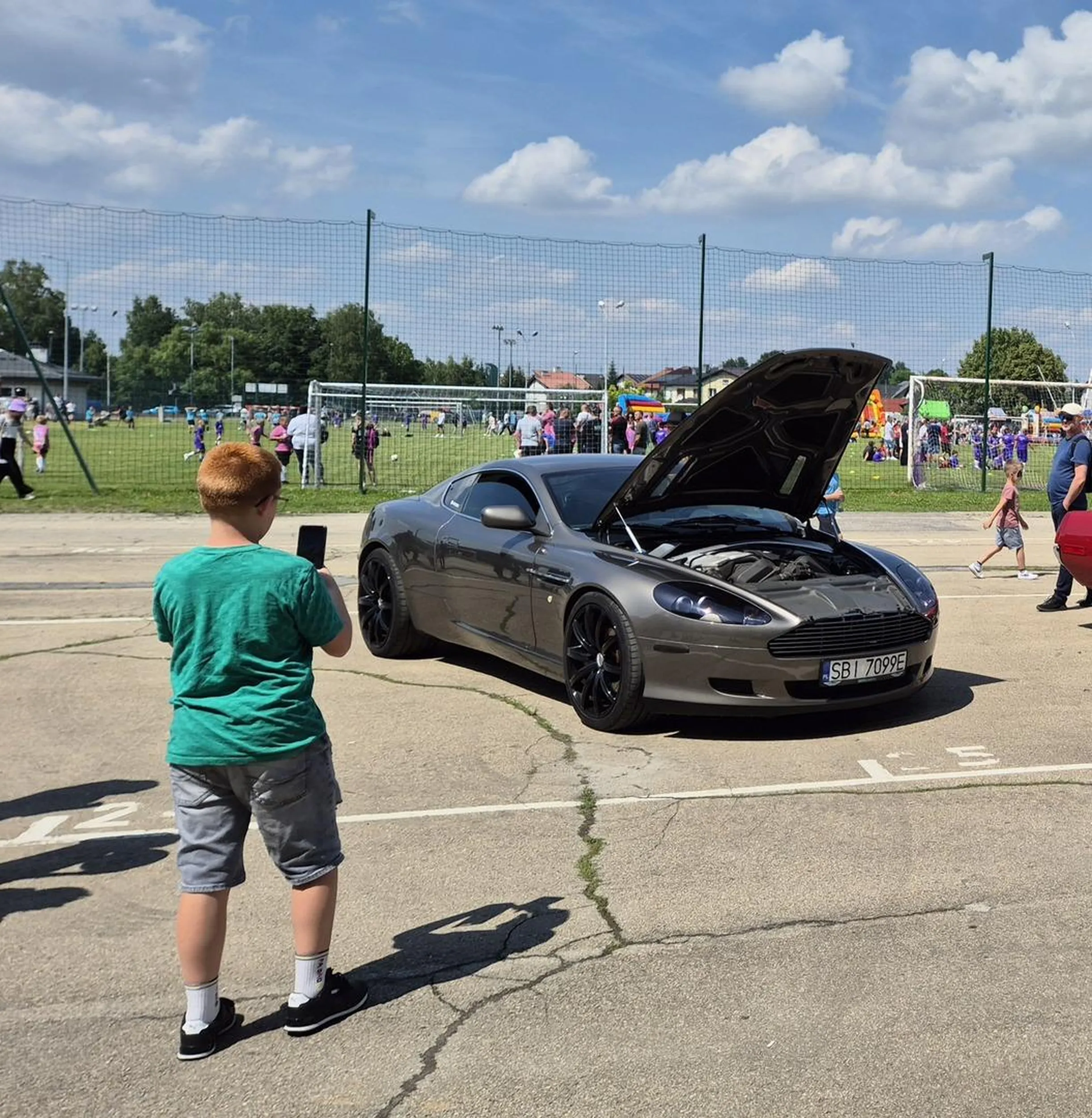 Piękny Aston Martin.