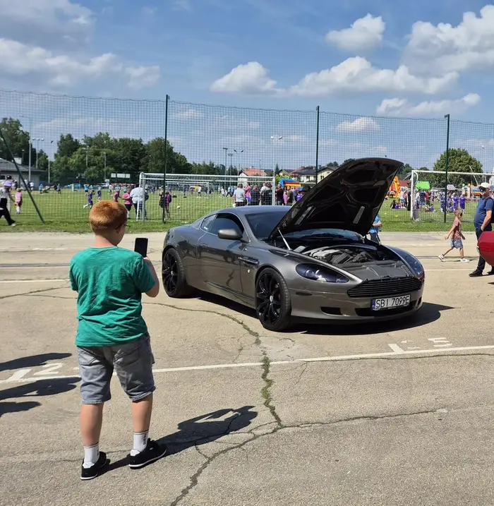 Piękny Aston Martin.