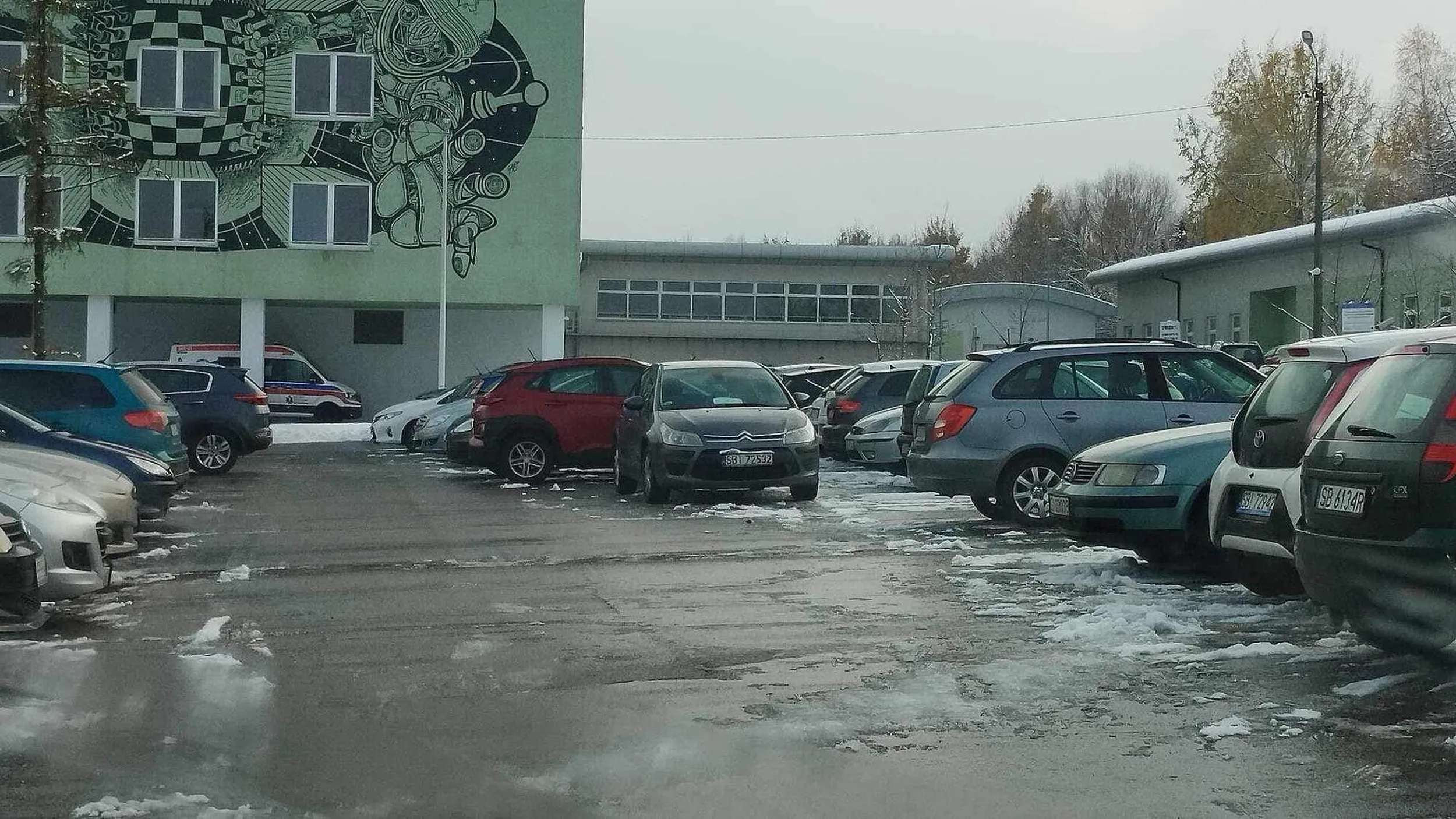 parkowanie pod uczelnią to ciężka rzecz, rozumiemy...