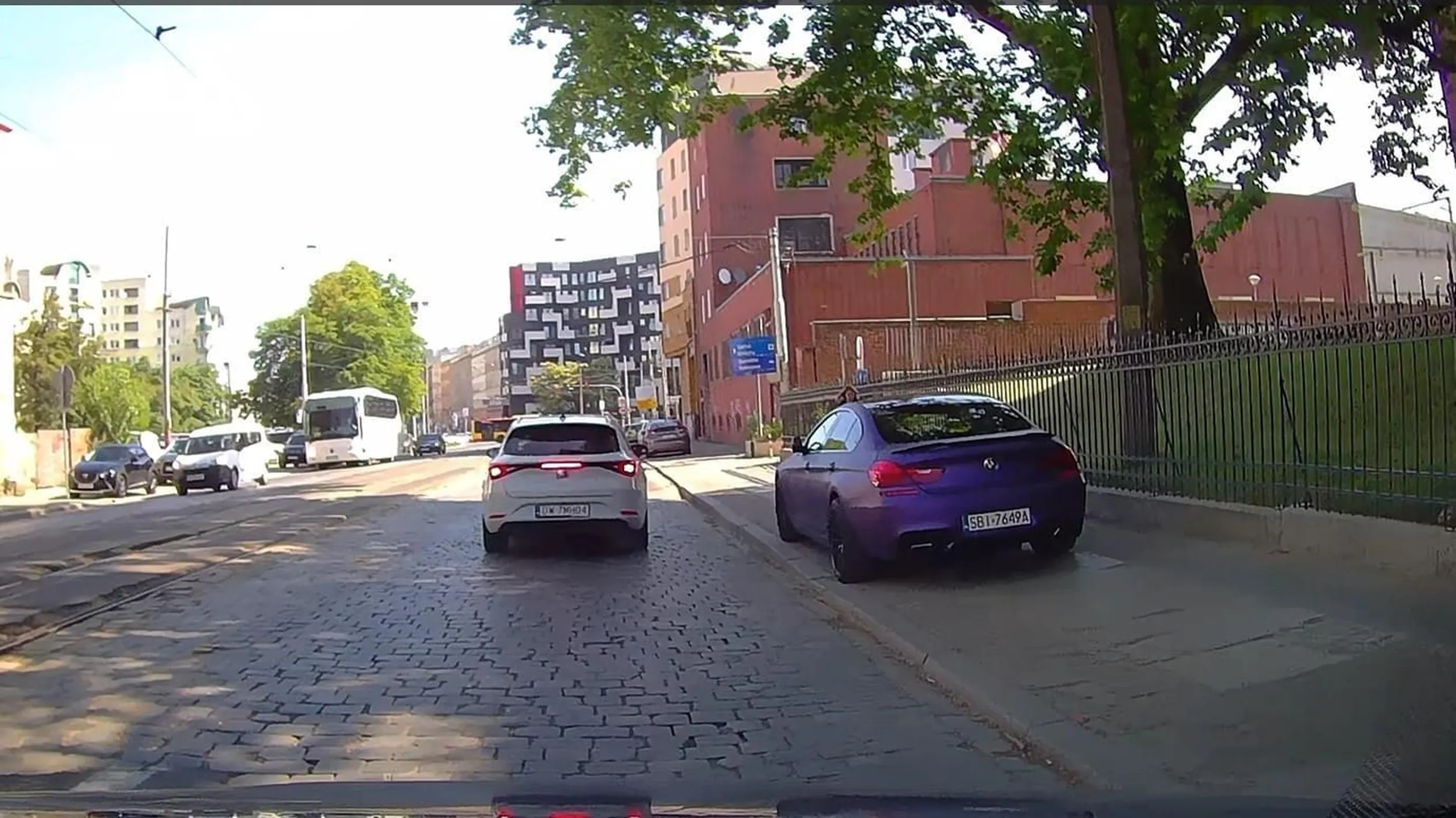 Kierowca tego BMW parkuje we Wrocławiu jak ostatni k***s