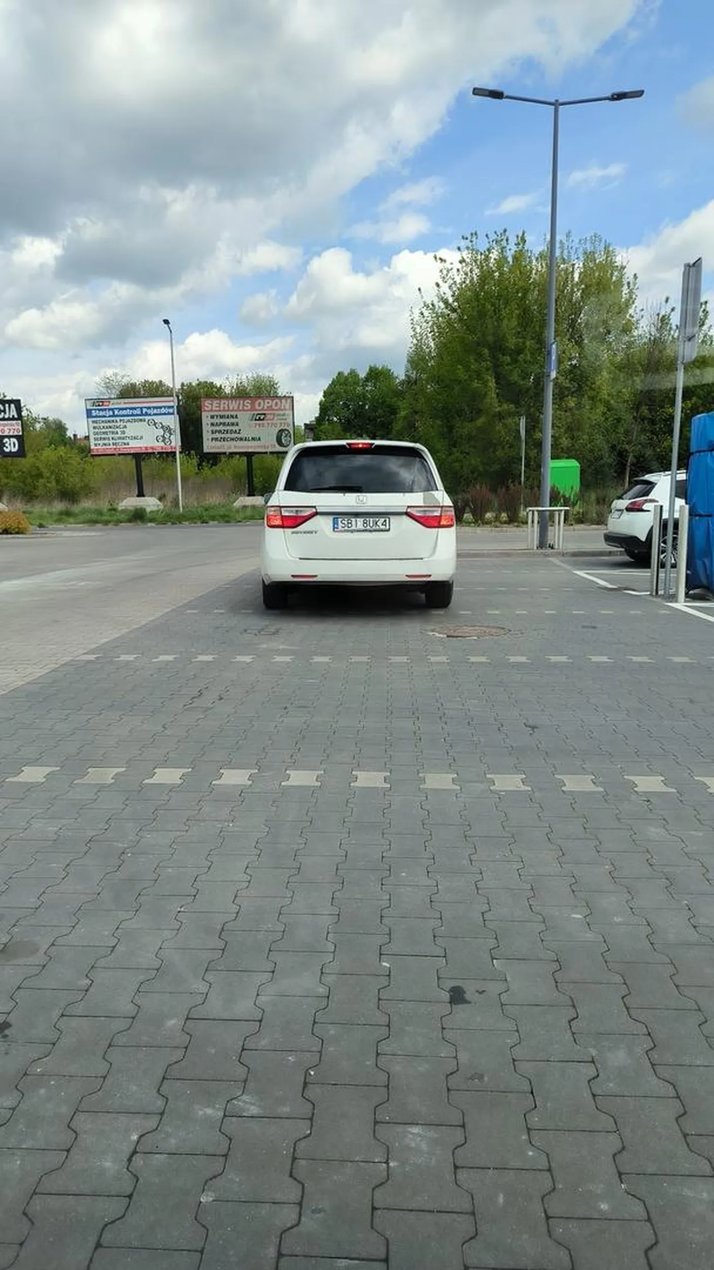 Serdeczne podziękowania i pozdrowienia dla Pana kierowcy, który okupuje 3 miejsca parkingowe zamiast jednego. Rozumiem, że do siedzenia na telefonie i przeglądania internetu trzeba zająć dużo przestrzeni.