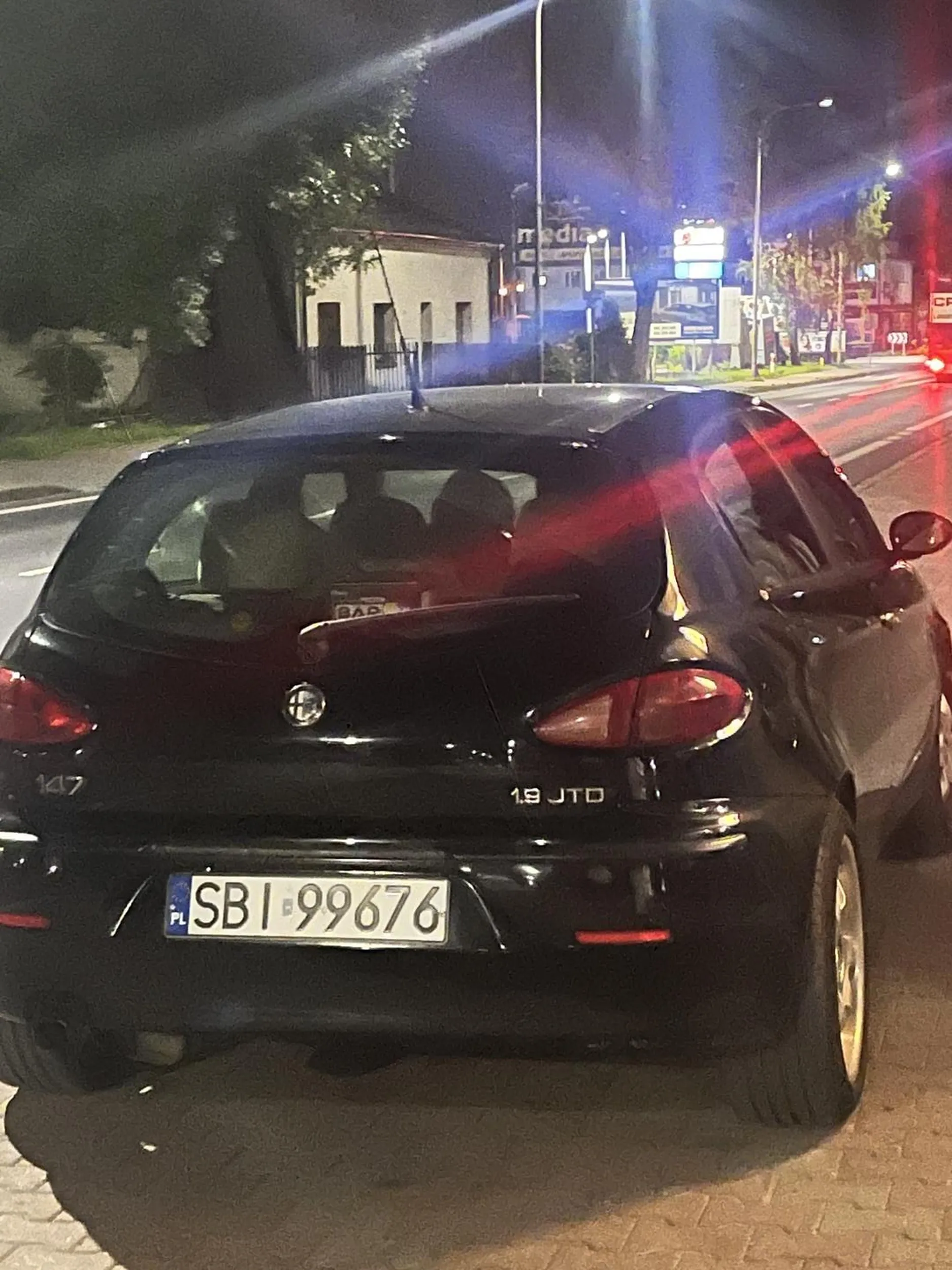 Starszy Pan mocno pod wpływem alkoholu zrobiwszy awanturę pod sklepem wsiadł w samochód i odjechał , w aucie kobieta z dzieckiem , mam nadzieje, że dopadła cię policja