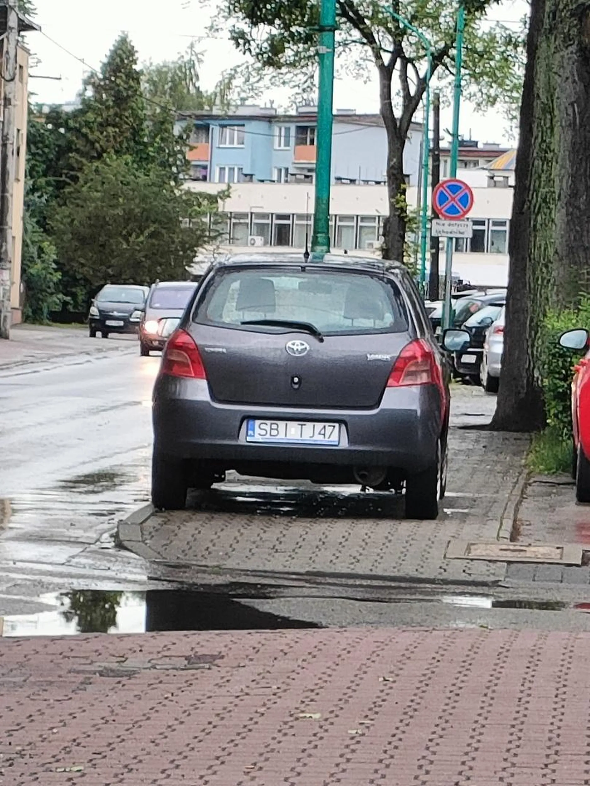 Ładne parkowanie na chodniku