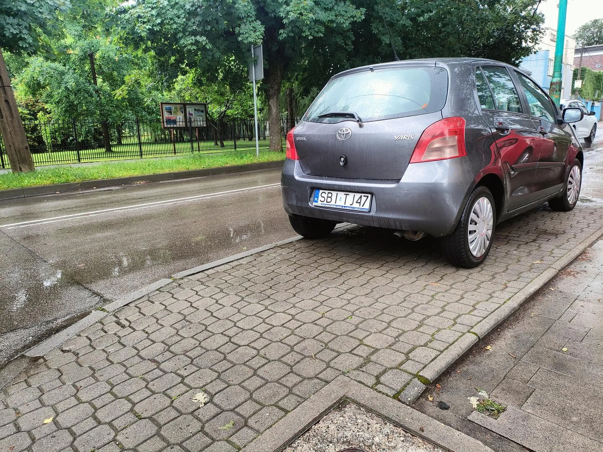 Ładne parkowanie na chodniku