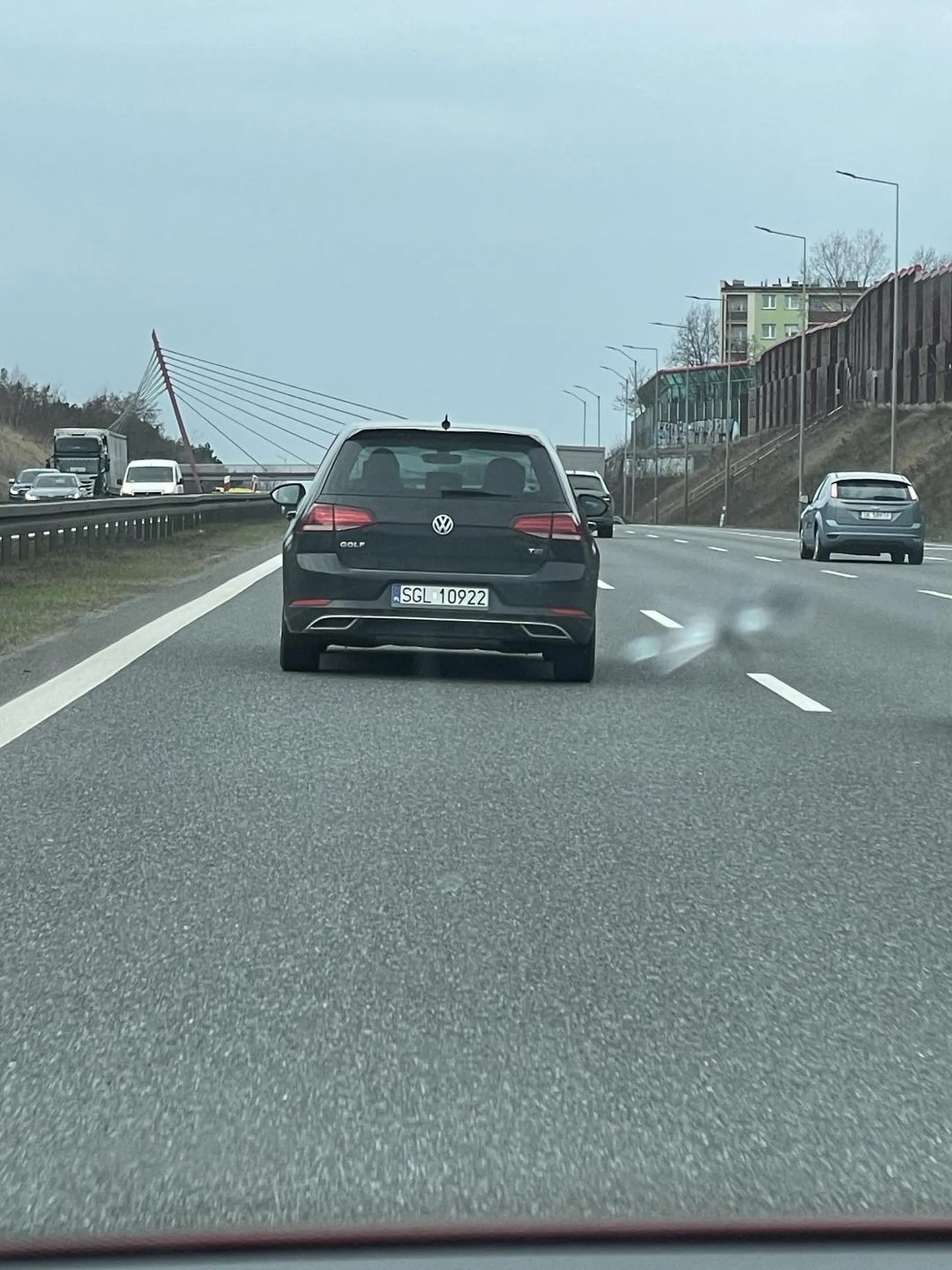 poleciał kamień spod auta a kierowca udał że tego nie widzi mimo zasygnalizowania mu żeby zjechał na mop