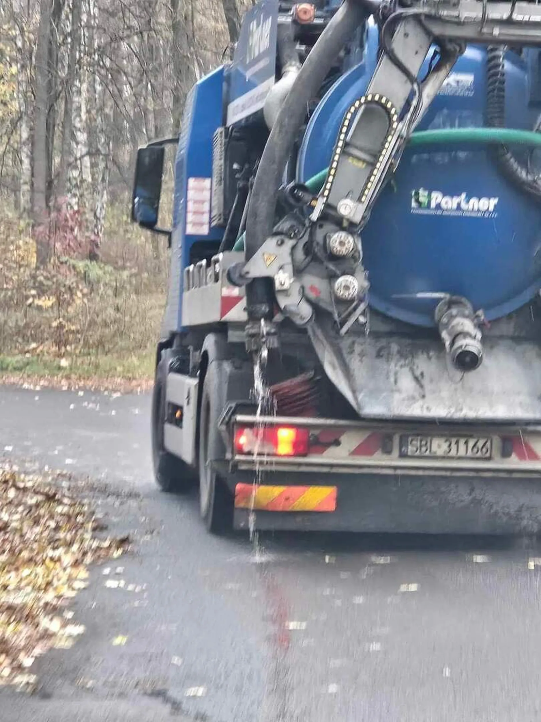 Chłopie zanim ruszysz upewnij się że masz wszystko zabezpieczone   a tu widać jak na dłoni jak wycieka jakiś syf z beczki  znacząc cała trasę przejazdu .  Mam badzieje że następnym razem  pomyślisz  i już będzie ok