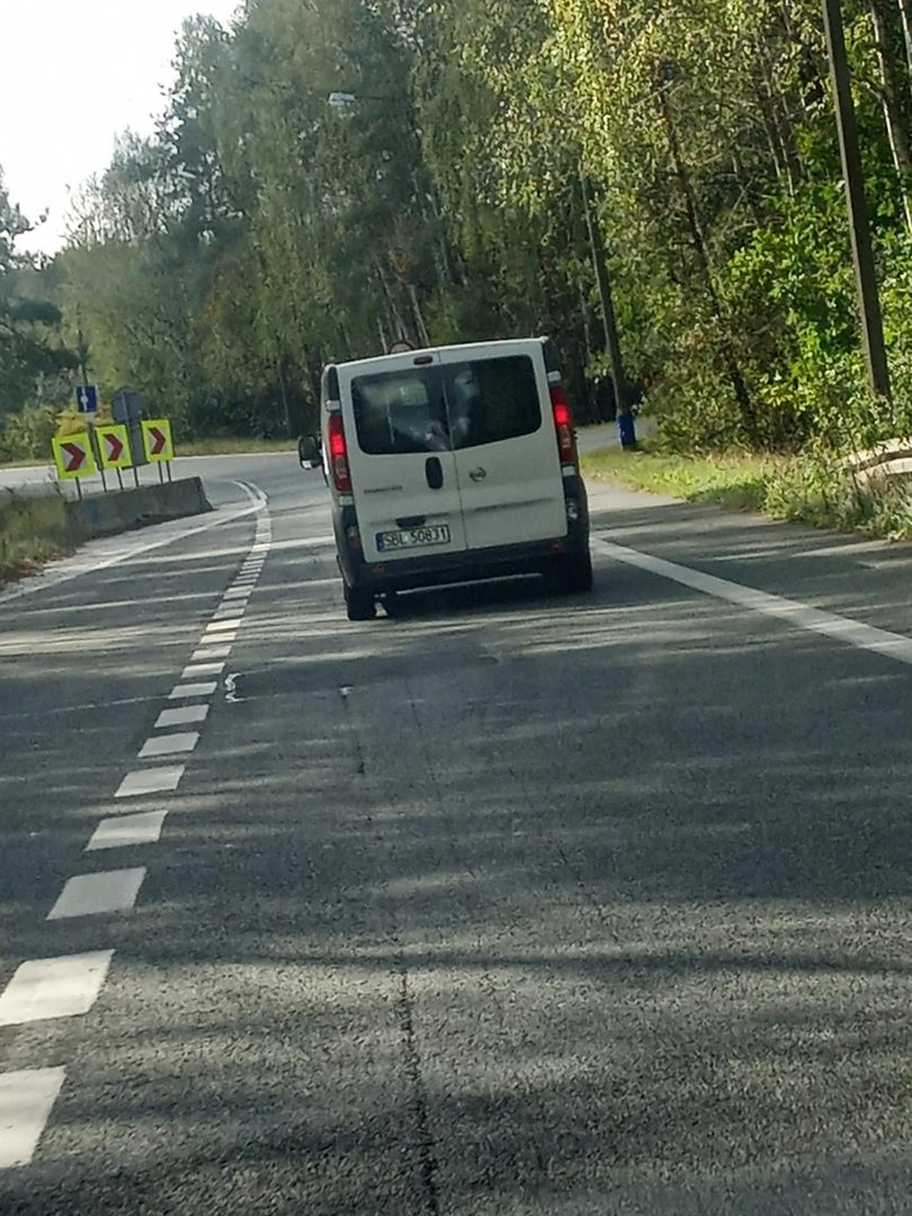 Ty stary chu... Stop Cię nie obowiązuje? Po tym jak wymusiłes mi pierwszeństwo i Cię strąbiłem a Twoja żona pokazała mi środkowy palec jechałem koło Ciebie i pokazałem że masz zjechać na bok to chciałeś mnie zepchnąć z drogi. Światła stopu też masz niesprawne! niech Ci zabiorą prawko