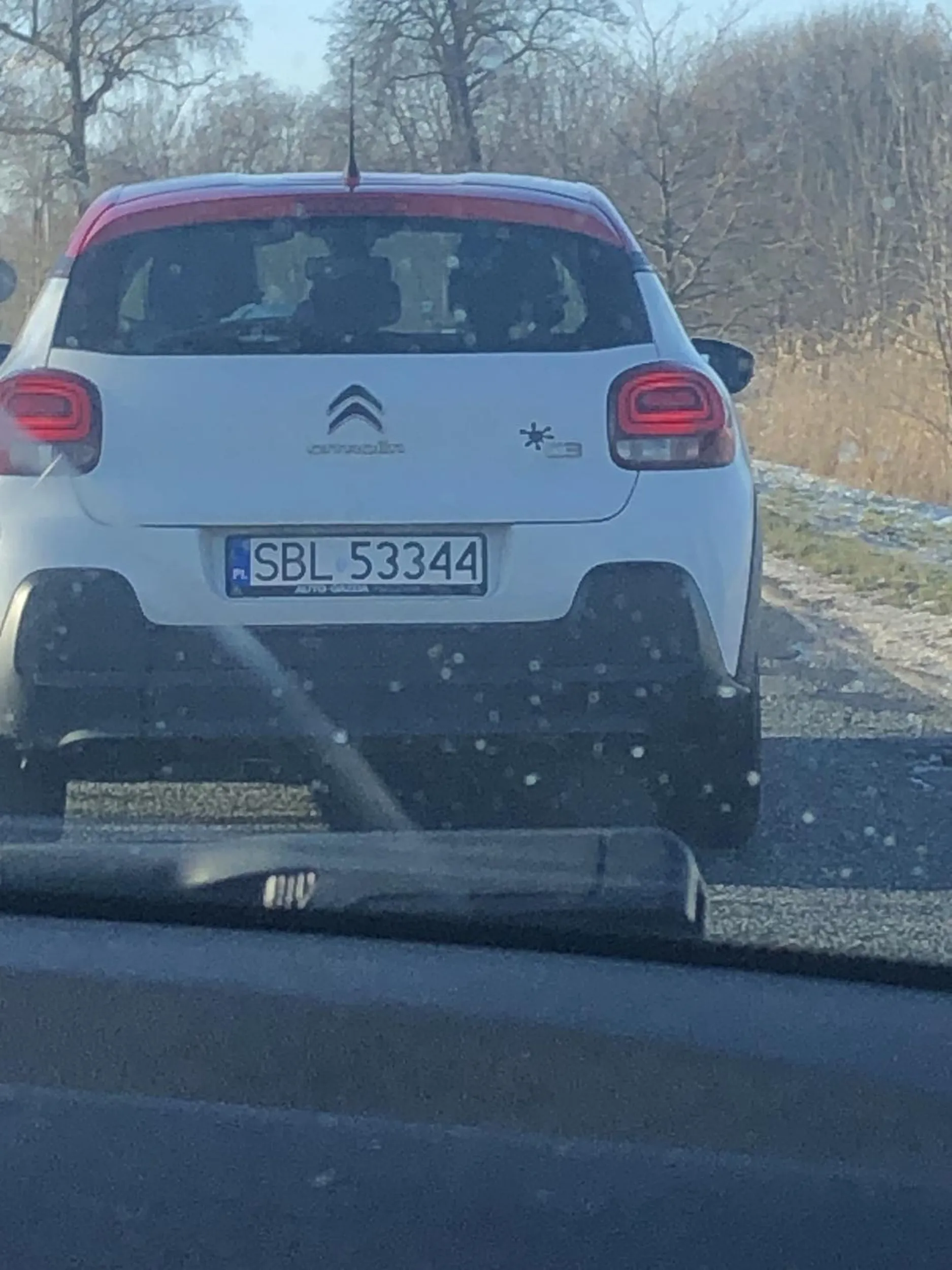 Kierowca zjeżdża od lewej do prawej.Zjechał na pobocze i dostałem kamieniami po szybie jak cos mój adres swierczyniec ulica barwna 30C wiec zapraszam z pieniędzmi za szybę