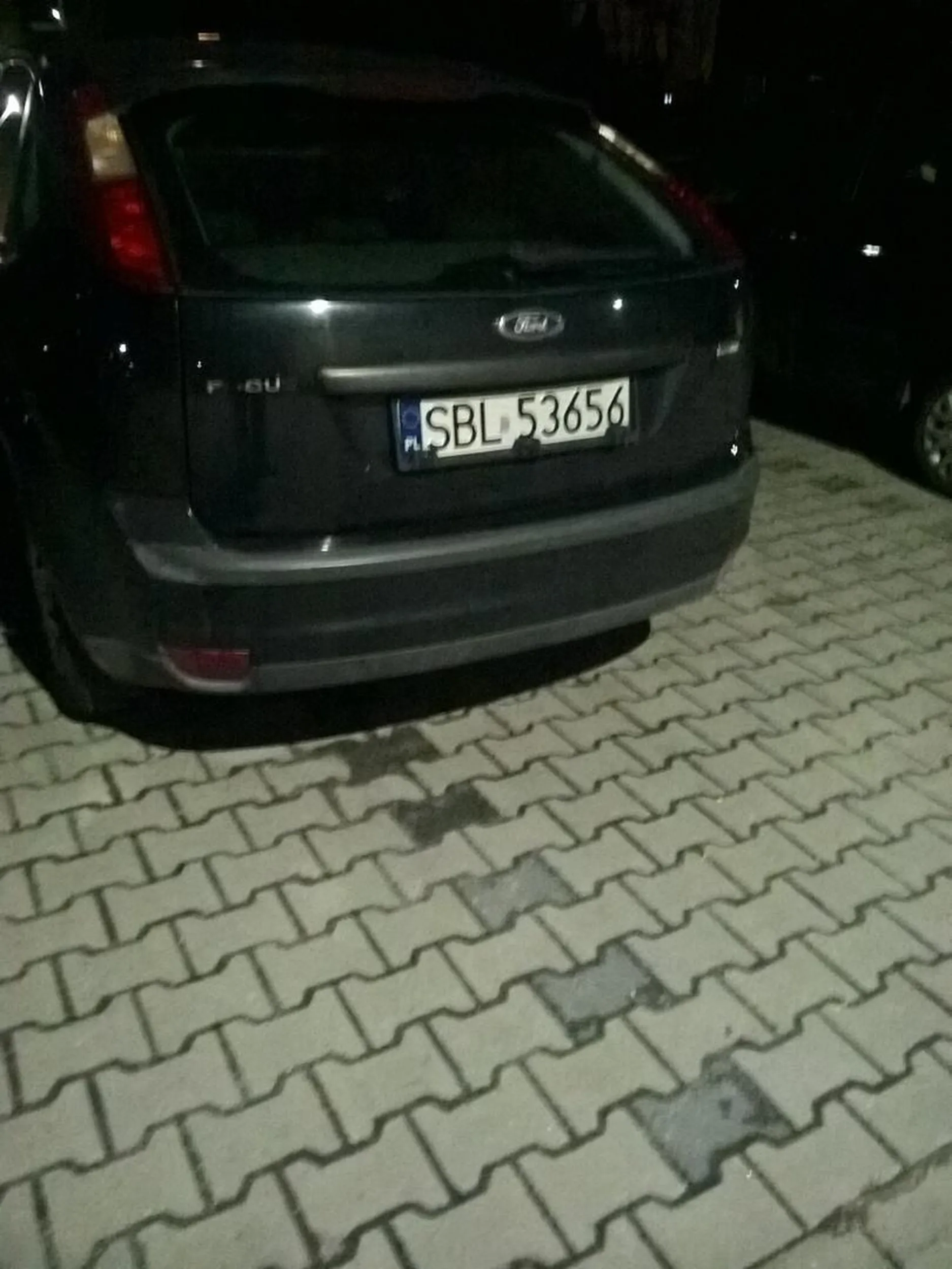 Bieruń ul. Chemików. Furą pod blokiem upośledzona ameba to musi zająć dwa miejsca, bo ma szeroki tyłek.