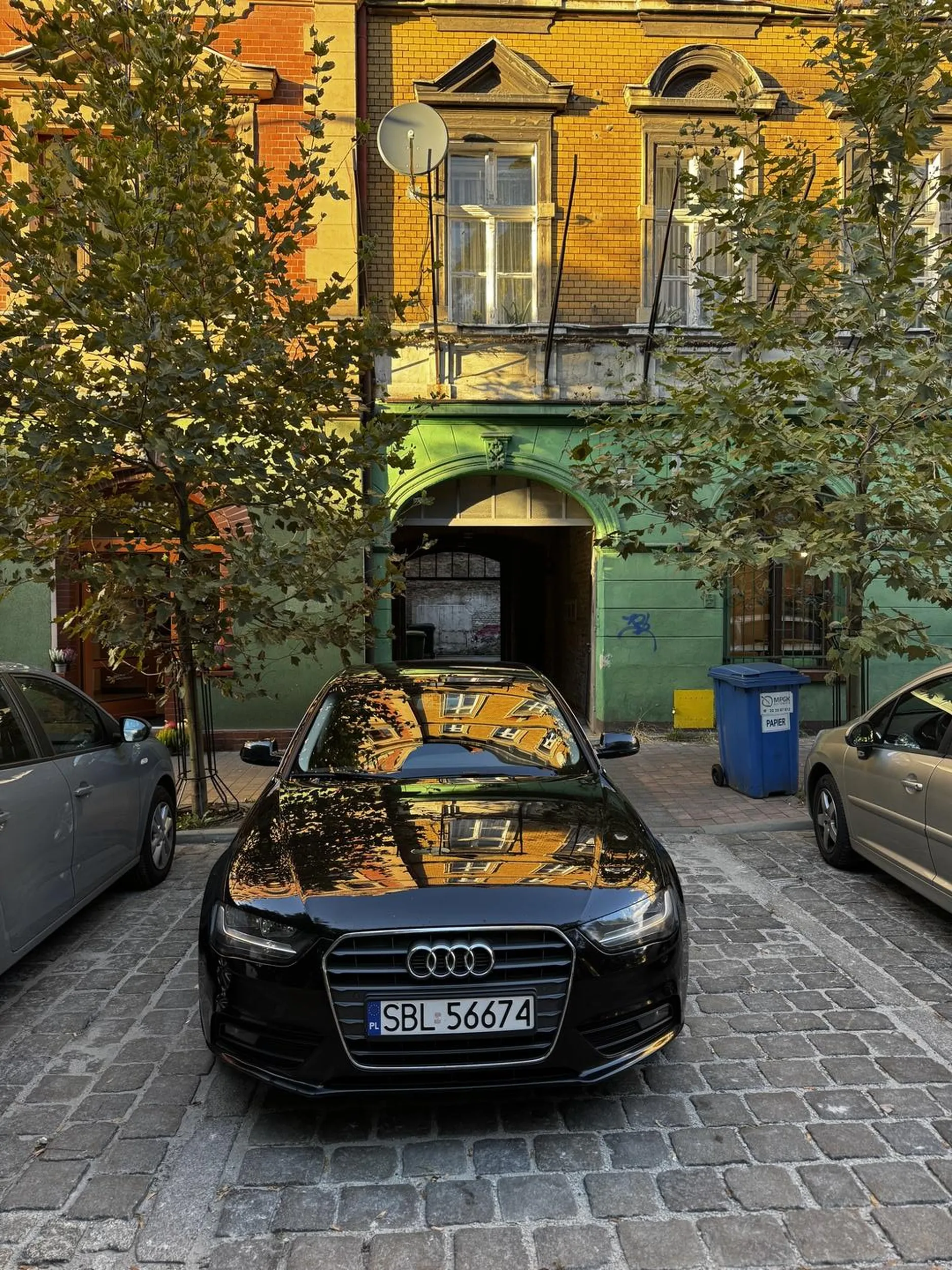 obawiam sie ze kierowca tego wozu nie posiada wszystkich muminkow w dolinie, parkuje na zakazie blokujac zupełnie wjazd i wyjazd z parkingu i zostawia auto na kilka godzin