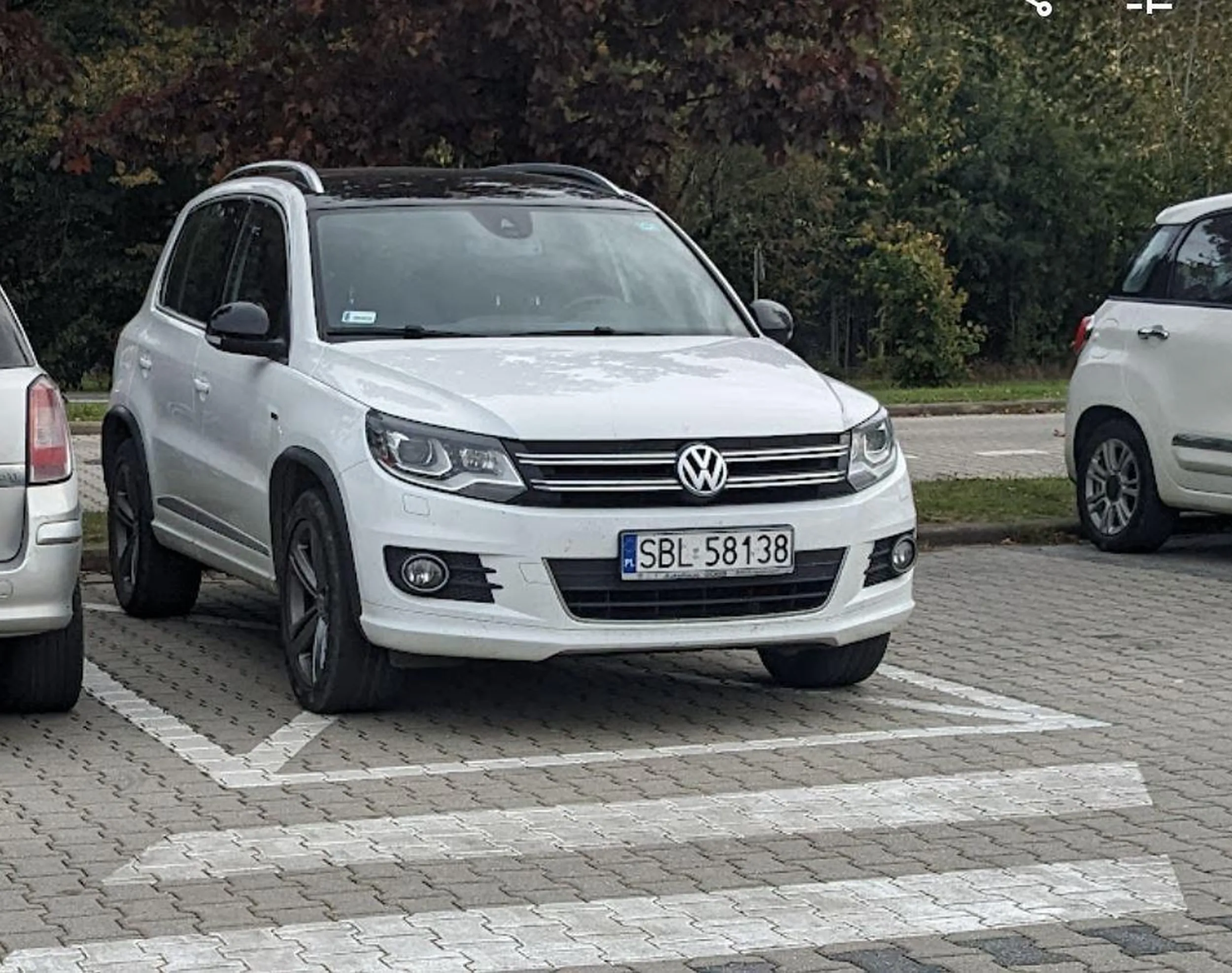 Tak, ta koperta została specjalnie po to namalowana, żeby mistrzu parkowania mógł postawić swój rydwan. Zalecana powtórka z przepisów lub ponowne badania, szczególnie wzroku.