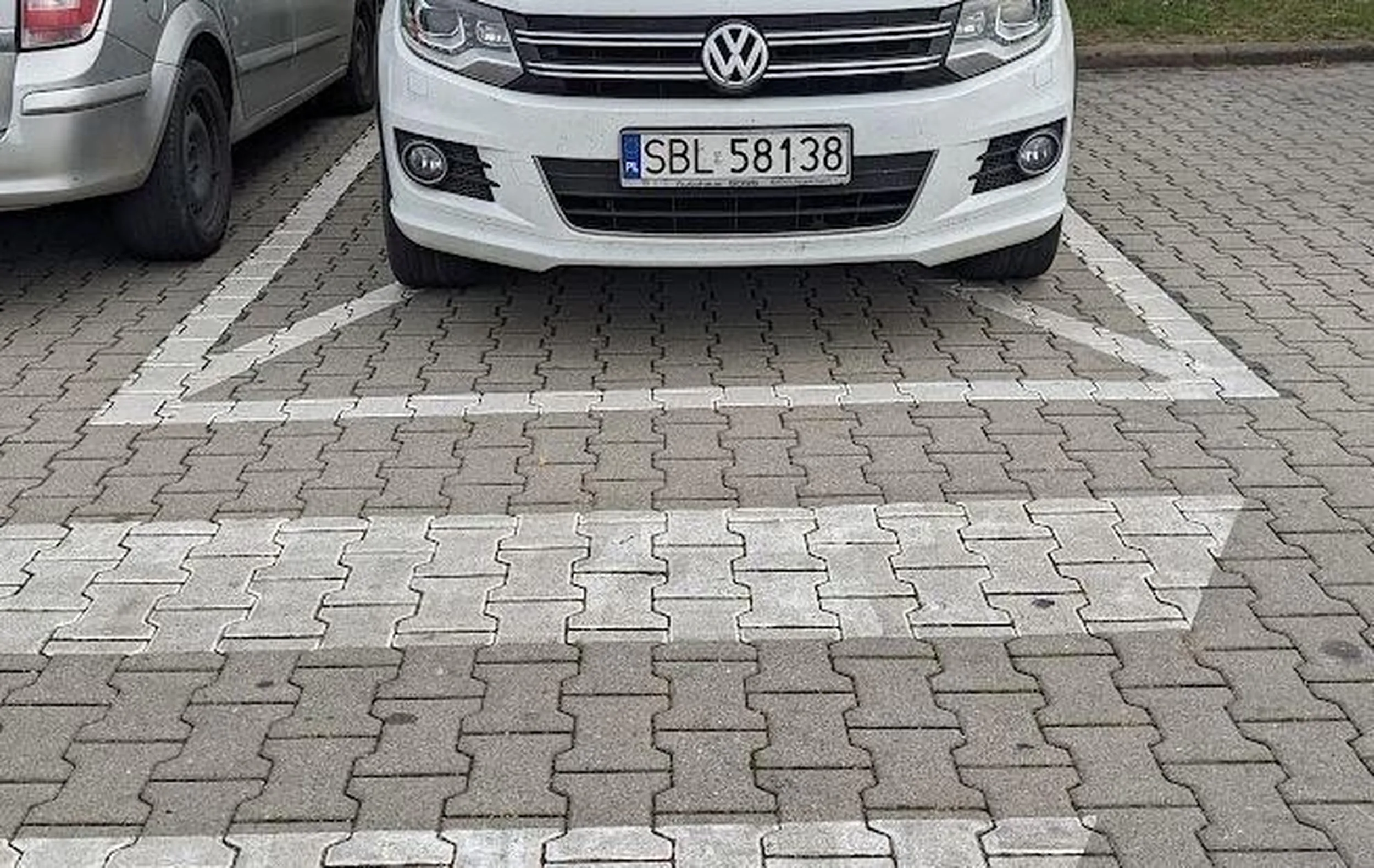 Tak, ta koperta została specjalnie po to namalowana, żeby mistrzu parkowania mógł postawić swój rydwan. Zalecana powtórka z przepisów lub ponowne badania, szczególnie wzroku.