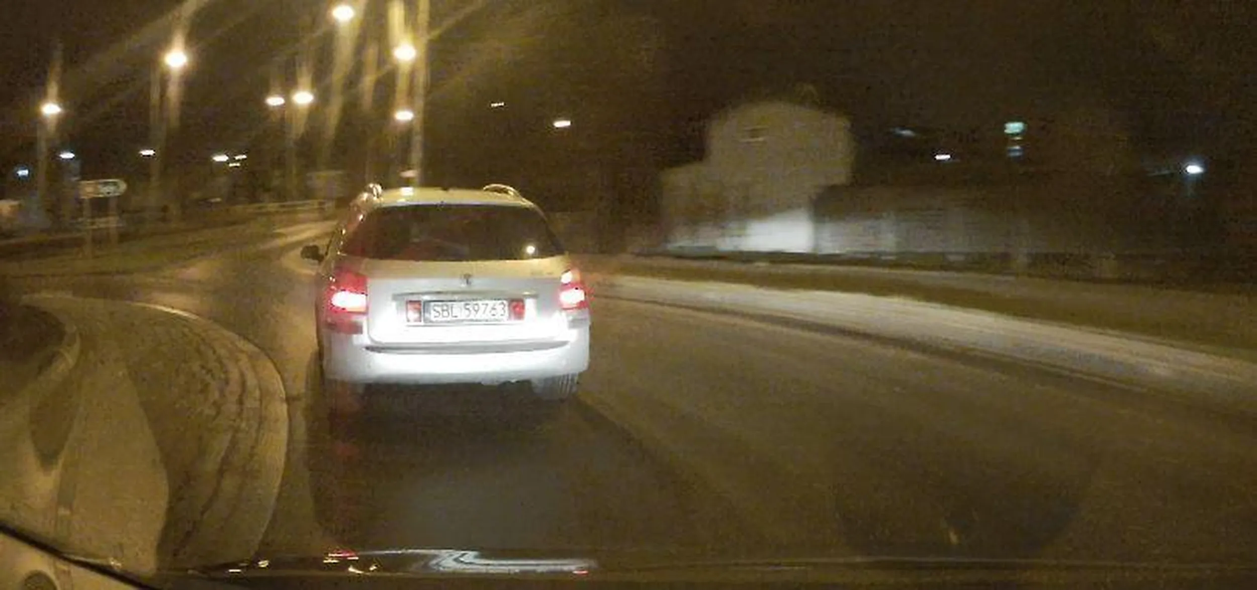 wymusza pierwszeństwo na rondzie