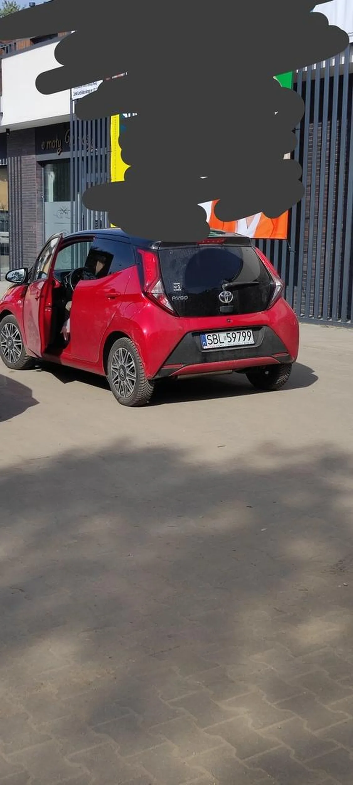 Mistrzyni parkowania która zaparkowała na przejeździe. Jeszcze brakowało, żeby awaryjne włączyła do kompletu.