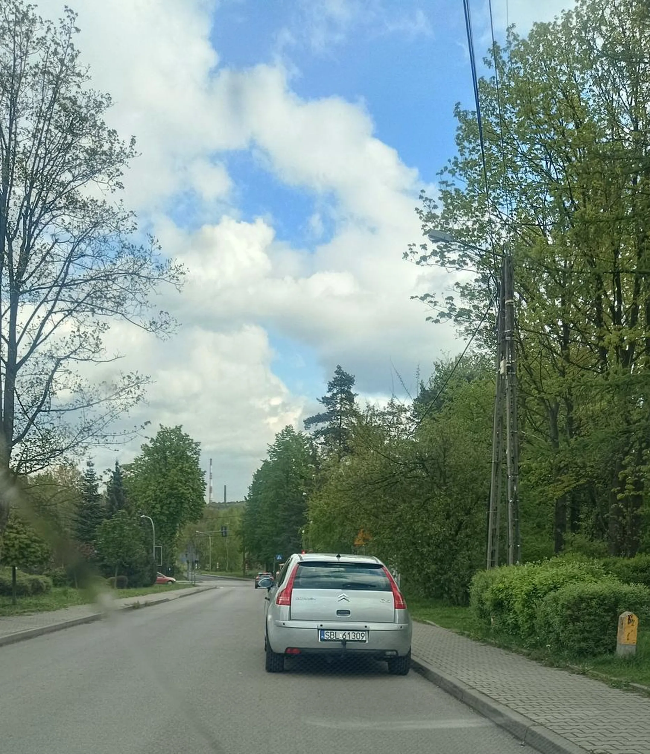 Ruda szmata parkuje na jezdni i zasłania widoczność przy wyjeździe z osiedla.