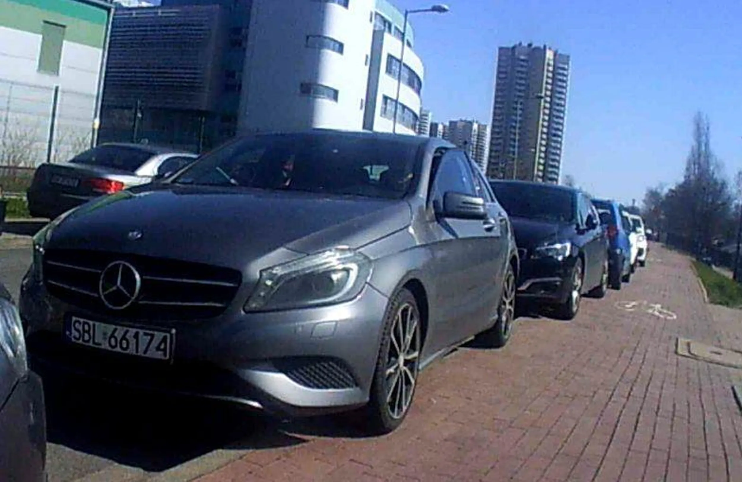 tak się parkuje cały dzień na drodze dla rowerów, bo wielki cham, znaczy pan nie będzie płacił 10 zł za parking jak inni, na to pieniędzy gołodupiec nie ma więc przepisy i zasady go nie obchodzą, bo jest sprytniejszy jak reszta głupków którzy uczciwie płacą i uczciwie nie utrudniają życia innym.