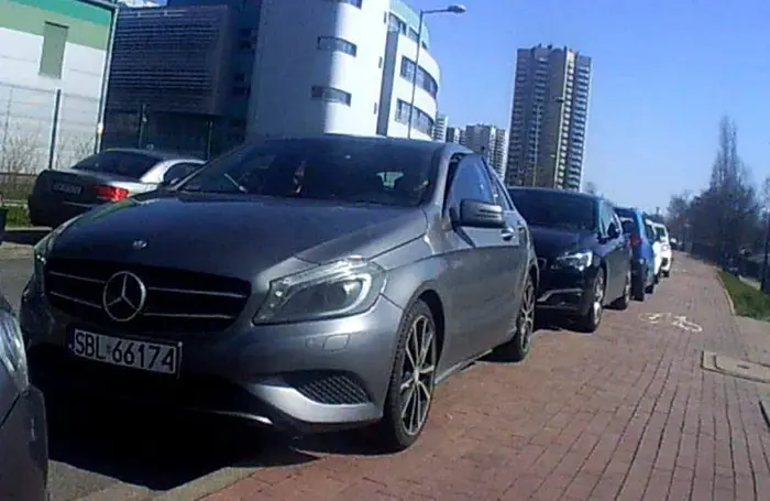 tak się parkuje cały dzień na drodze dla rowerów, bo wielki cham, znaczy pan nie będzie płacił 10 zł za parking jak inni, na to pieniędzy gołodupiec nie ma więc przepisy i zasady go nie obchodzą, bo jest sprytniejszy jak reszta głupków którzy uczciwie płacą i uczciwie nie utrudniają życia innym.