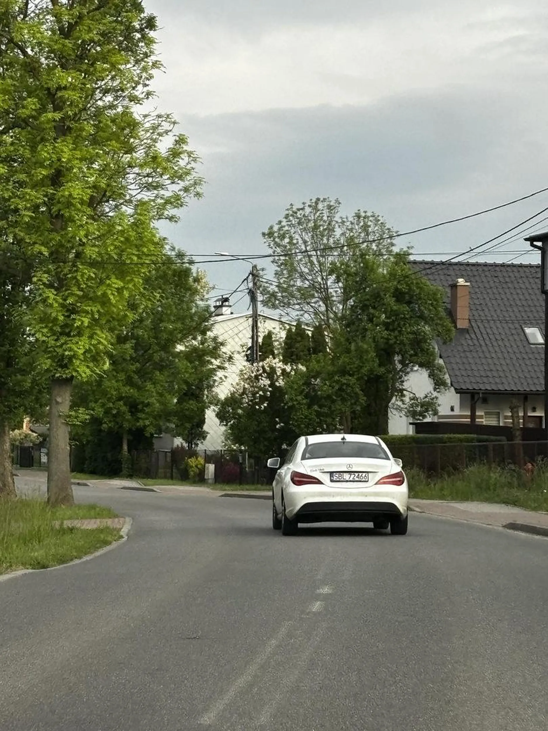 Kierowca jeździ od lewej do prawej zygzakiem, hamuje i przyspiesza, prawie wpadł do rowu, po zauważeniu że jest nagrywany, przyspiesza i ucieka. Podejrzewanie jazdy pod wpływem alkoholu.