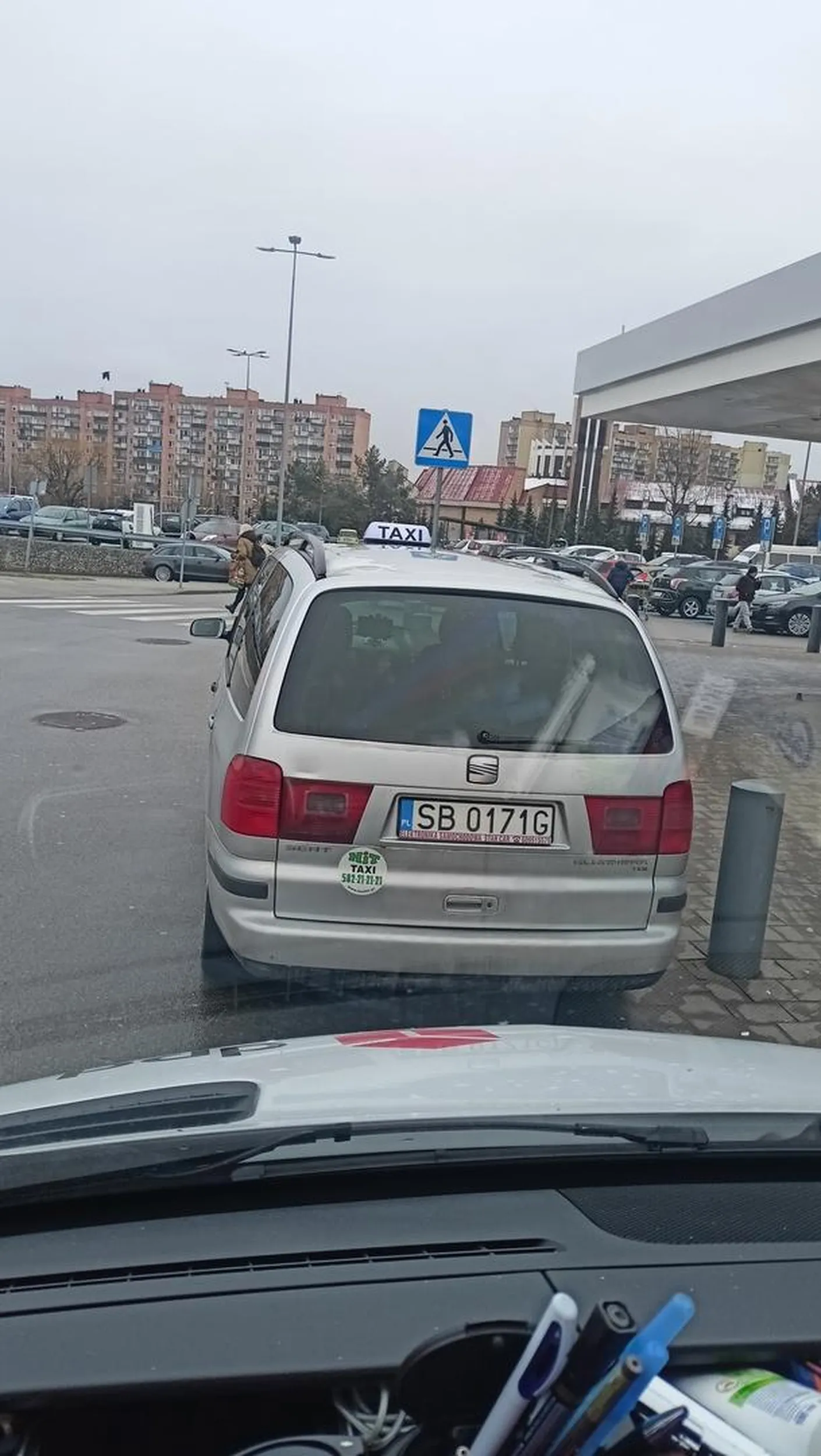 Trep z Taxi parkuje na miejscu dla dostawców nie polecam go, po kłótni ukradł mi wszystkie pączki