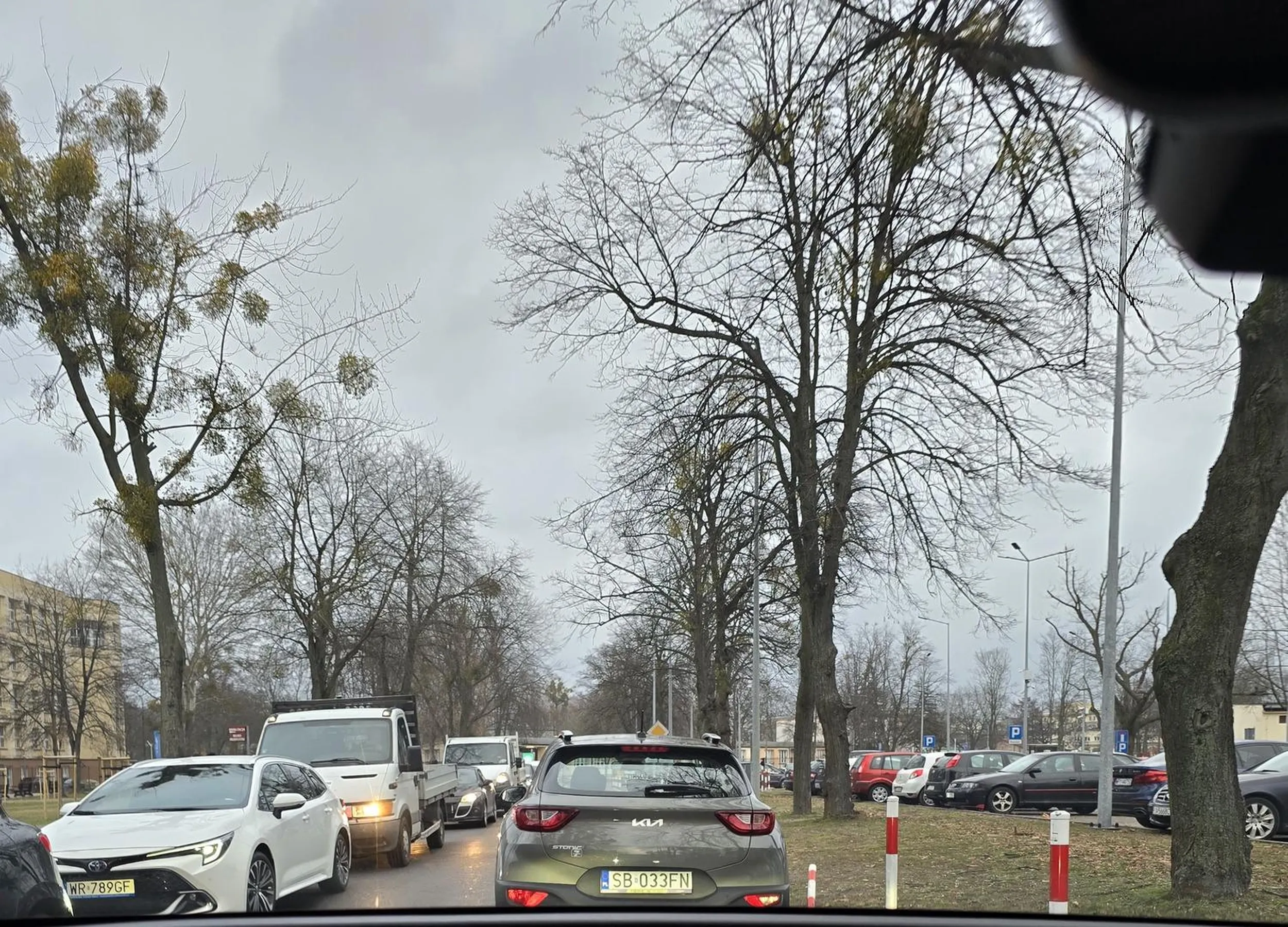 Auto z wypożyczalni, ale wypożyczył człowiek bez wyobraźni. Nie stać zapłacić 2 złote za parking, więc trzeba zablokować jedyny wjazd na zamknięty teren i to w godzinach gdzie dziesiątki jak nie setkki aut wyjeżdżają. Mam nadzieję, że ktoś Cię odholował.