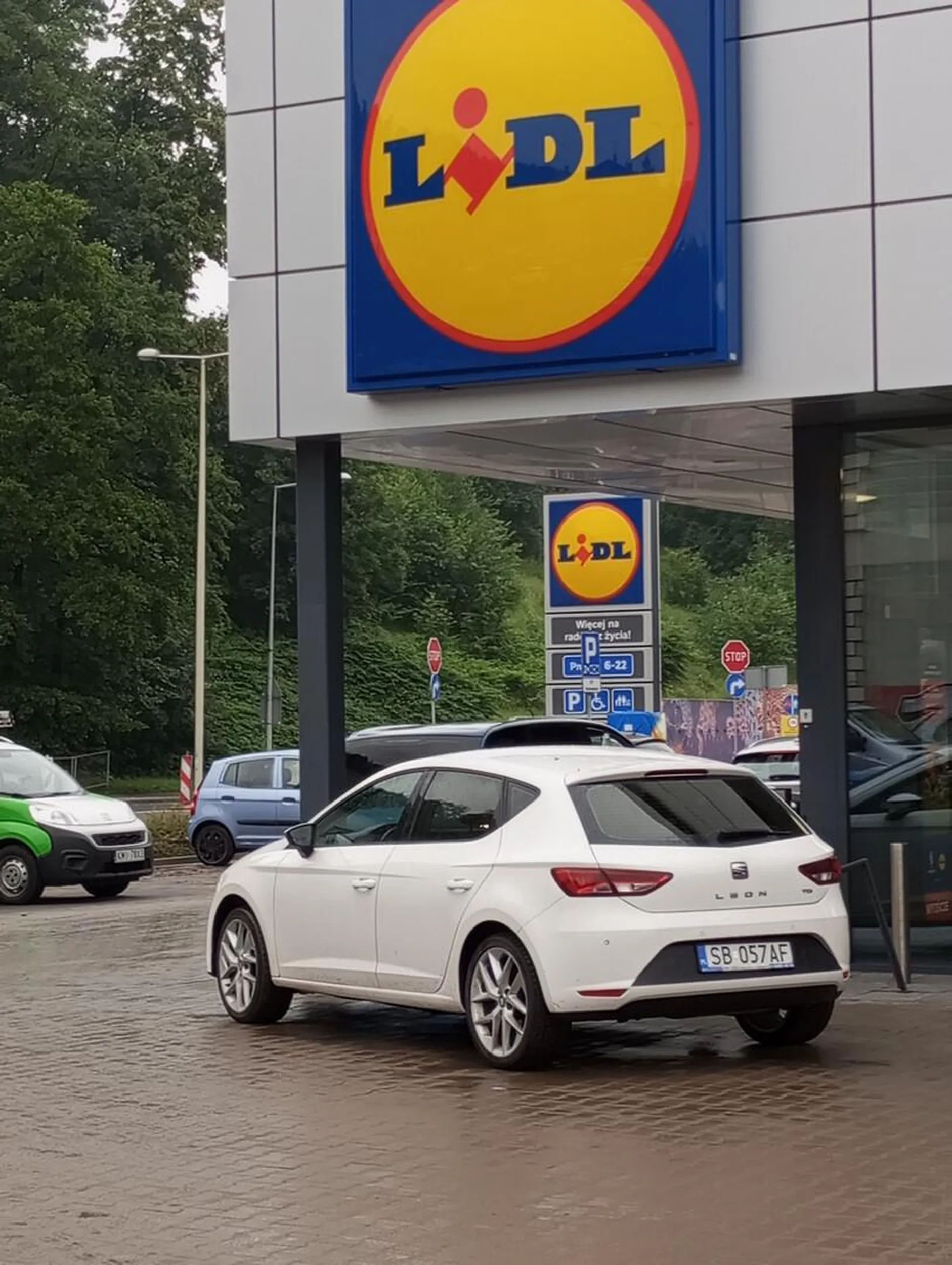 Mistrz parkowania, blokujący przejazd osobom z niepełnosprawnościami.