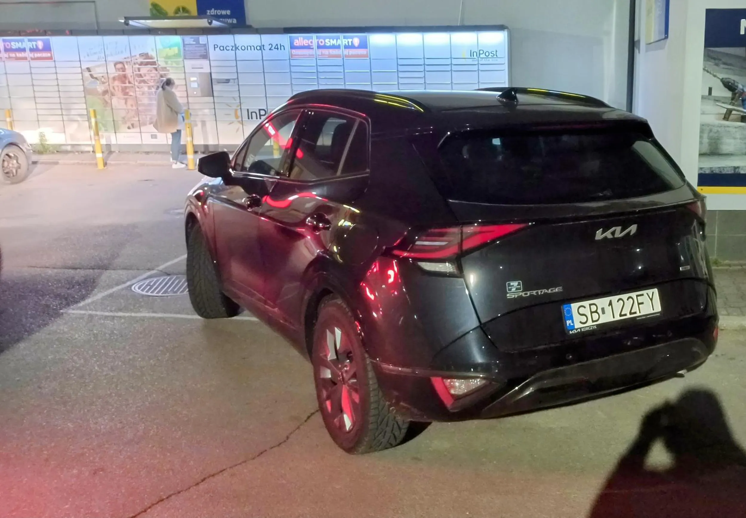 Zablokował przed sklepem dojazd do parkingu dla pojazdów dostawczych .